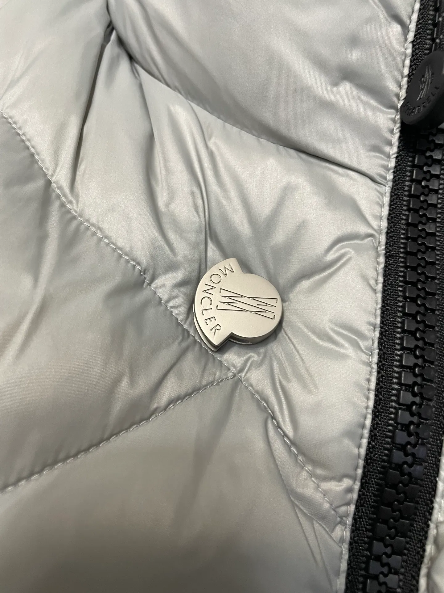 P800 Fei Dong collaborates with Moncler. Moncler once again joins hands with Pharrell Williams to create a joint series. The top 90 white duck I chose this time is the Moncler Genius product line. This Oak jacket is made of technical nylon, equipped with snap pockets and down padding to create the best warmth. The unique triangular car line will create a more artistic visual effect as a whole. The solid color dress is only decorated with LOGO on the chest and arms, which will not be too public while retaining the joint identity. It is also very versatile when paired together. This design technique has also appeared many times in Fei Dong’s joint brands, which is quite recognizable. Size: 1-5