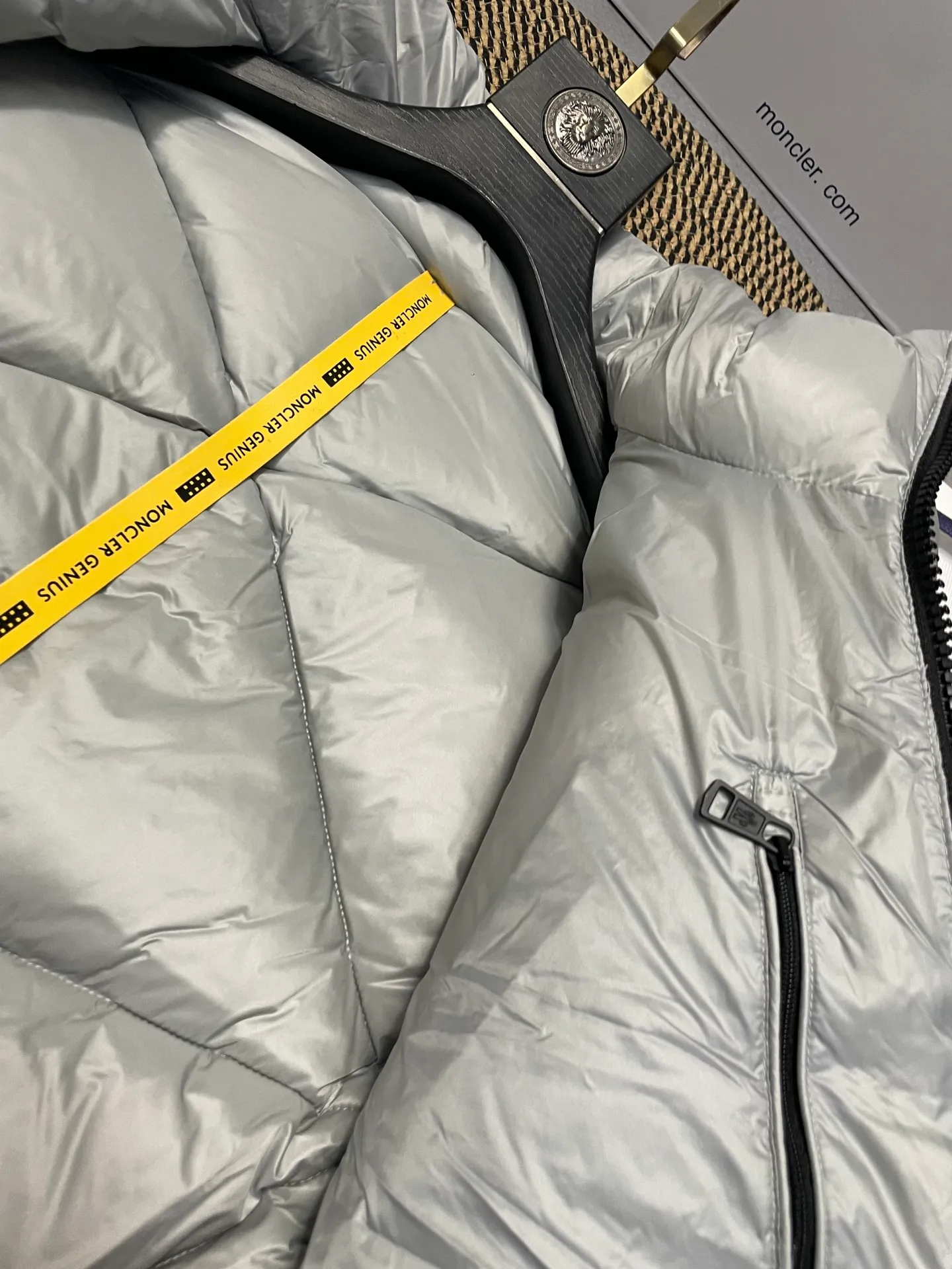 P800 Fei Dong collaborates with Moncler. Moncler once again joins hands with Pharrell Williams to create a joint series. The top 90 white duck I chose this time is the Moncler Genius product line. This Oak jacket is made of technical nylon, equipped with snap pockets and down padding to create the best warmth. The unique triangular car line will create a more artistic visual effect as a whole. The solid color dress is only decorated with LOGO on the chest and arms, which will not be too public while retaining the joint identity. It is also very versatile when paired together. This design technique has also appeared many times in Fei Dong’s joint brands, which is quite recognizable. Size: 1-5