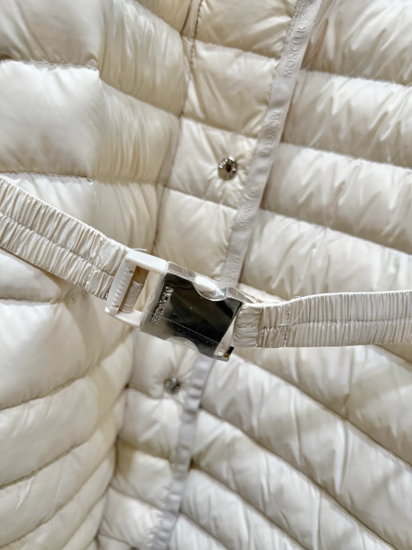 P840 long moncler special down jacket. The latest style of waisted hooded lightweight long down jacket in autumn and winter🖤Customized and developed hardware accessories. All details are fully processed. The waist is perfect and the upper body effect is great. A must-have for goddesses. Versatile, fashionable and handsome. National standard 90 white goose down filling. The texture of memory silk fabric is upright and stylish. It is warm and avoids bloat. All three standards are complete. Size: 01234