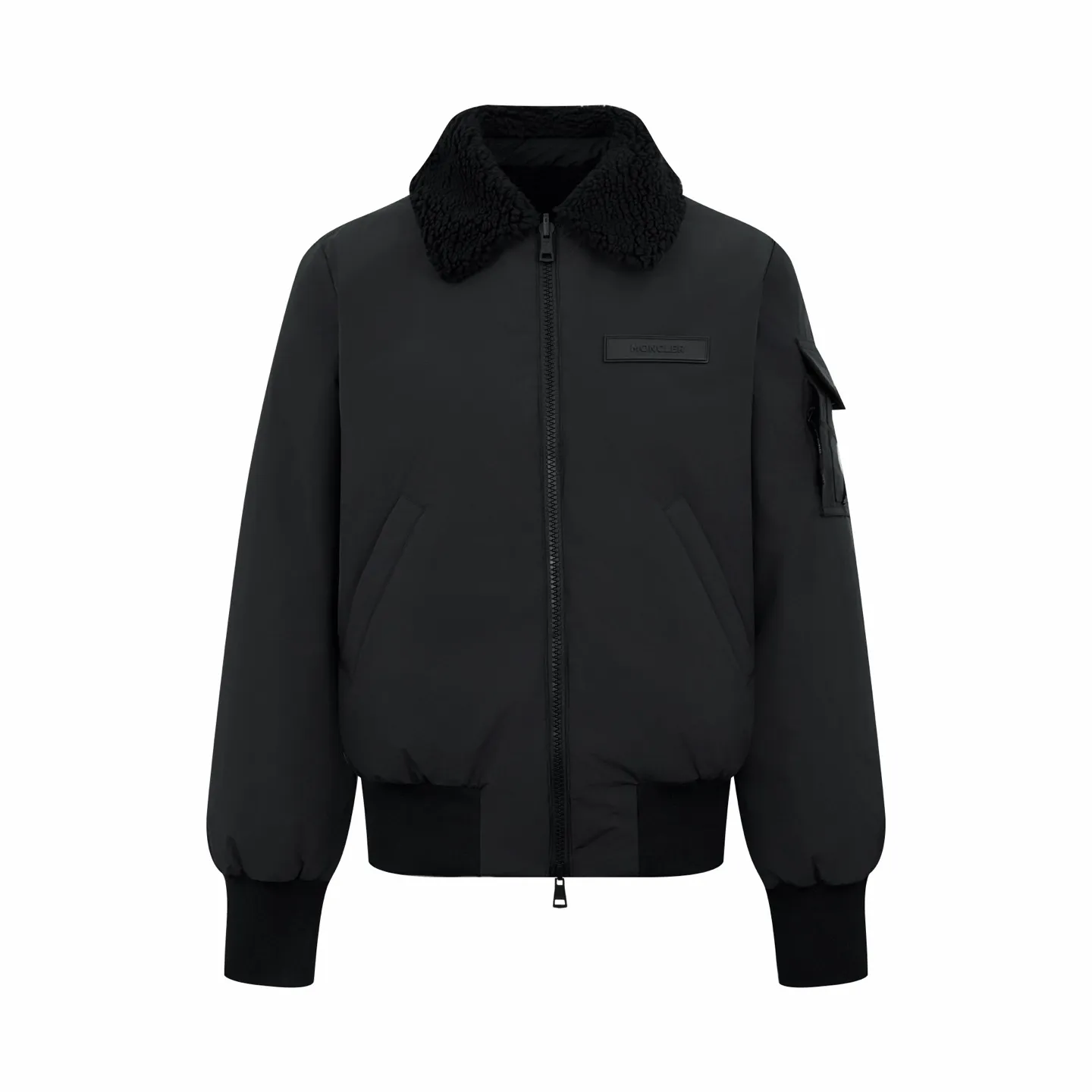 P930 [Exclusive supply] Moncler 25FW lambswool double-sided down jacket. The original purchase was RMB 18,800. The fabric is made of customized soft matte brocade and teddy velvet. It uses the new national standard 90 white duck down (welcome to test). It has a full amount of down and is warm. It is light and fluffy. It exudes an irresistible charm with a pure and ultimate black tone. The fashion code is hidden on both sides to unlock multiple styles. One side is as matte as the deep night. Cold and neat, it outlines modern simplicity. The other side is made of teddy velvet like dark night velvet flowers. It is soft and mysterious, smudged with retro warmth. The iconic Moncler logo appears on the sleeves. It is fully recognizable. The style can be switched at will. It is unrestrained and free. It shows nobility. It subverts the traditional avant-garde design and redefines the boundaries of winter fashion. Becoming the most intimate companion in winter, computer mechanical velvet filling Prioritizes the production of liner pattern To determine the down filling area and determine the weight of down per square meter according to the original three-dimensional effect, thereby calculating the filling amount of each cut piece. The computer down filling machine uses a digital weighing unit to achieve stable measurement, and the computer template machine lines the line. The line process of the computer template machine shows extremely high neatness and smoothness. The craftsman accurately controls the size during the operation to ensure that each line meets the design requirements. The lines of the entire template are smooth and unified, neat and beautiful, and ergonomic three-dimensional cutting. Return to traditional craft techniques through segmentation and folding. Shrinking and stretching technical techniques. The so-called slow work and careful work are the respect for the material and the pursuit of hand feel. The workmanship is complex and tedious. Slow aging. High loss, manual repacking and opening of the bag. For high-density and heavy teddy velvet fabrics, special bone needles are used to accurately lift out the three-dimensional structure of the bag mouth on the back of the fabric. It is a two-stage operation of single-layer basic shaping and multi-layer edge reinforcement. Size:1-2-3-4