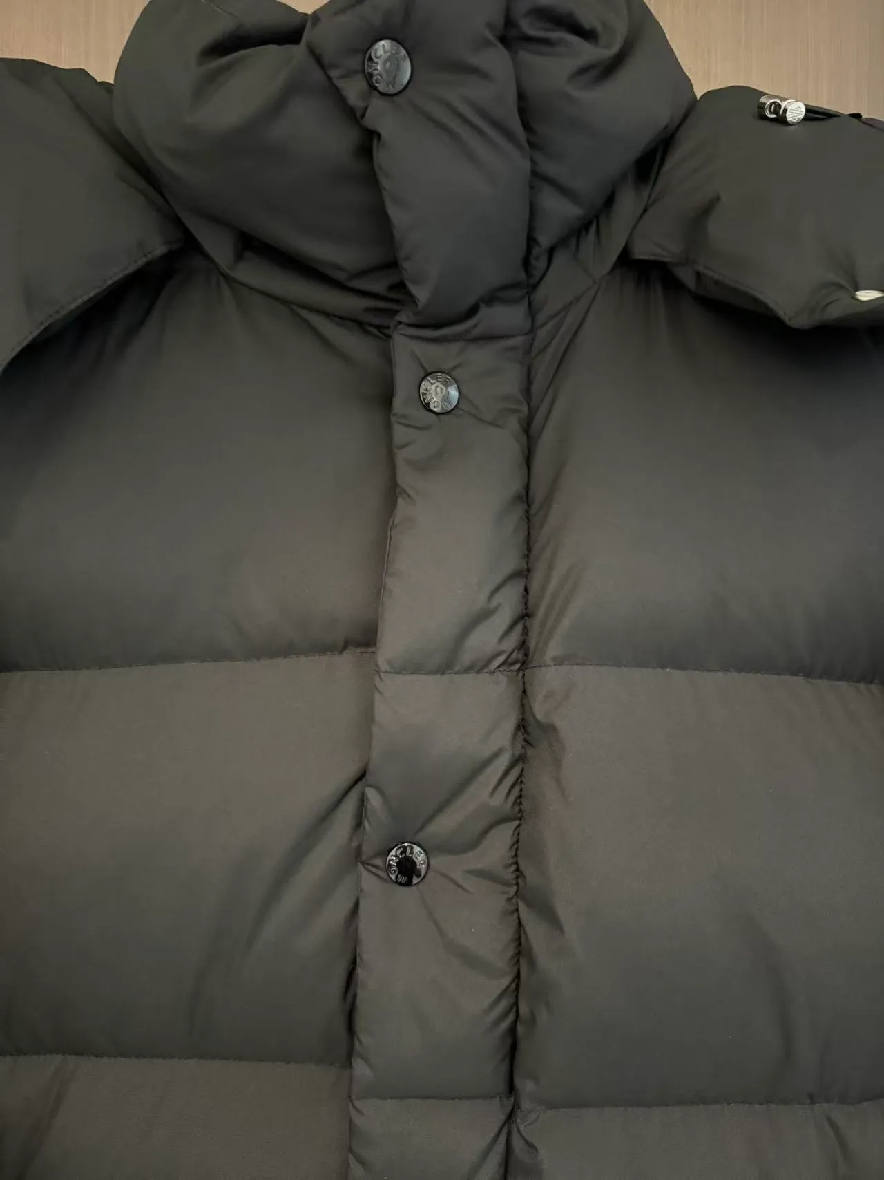 P960 (top and highest version) MONCLER masked Maya matte long couple style down jacket for men and women (highest version, original fabric, high version, high quality) Supports nfc chip induction, ①: Internally flushed with 90 white duck down, perfectly filled with direct charging technology! ②: The workmanship is exquisite, the lightness, warmth and cold protection ability are improved to the maximum, and the fluffy texture reaches the feeling of falling into your hands! ③: The sleeve arms are decorated with classic logo embroidered felt craft badges (and support NFC chip sensing) ④: Detachable hood design, the hood is full of three-dimensionality when closed, and the three labels are complete Color: Black Size: 1 2 3 4 Size 1: 90 to 120 pounds 2: 120 to 150 pounds 3: 150 to 180 pounds 4: 180 to 210 pounds