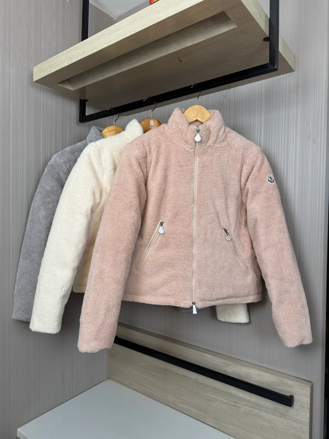 P920 Style number: 2522 Moncler This model: Polignac en teddy splicing design, filled with goose down ~ Super soft texture, delicate material for skin care ~ 2025 new color pink, gray, off-white