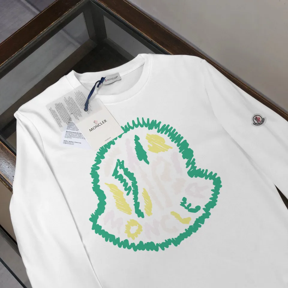 P180, a non-off-the-shelf model, you can trust it. Moncler printed long-sleeved T-shirt, 240g breathable cotton fabric, very soft and comfortable texture, does not shrink, does not deform, does not ball), can be worn alone as a base layer. Original customized accessories, collar label, care mark, hangtag, packaging (perfect details) Color: White Black Size: XS S M L