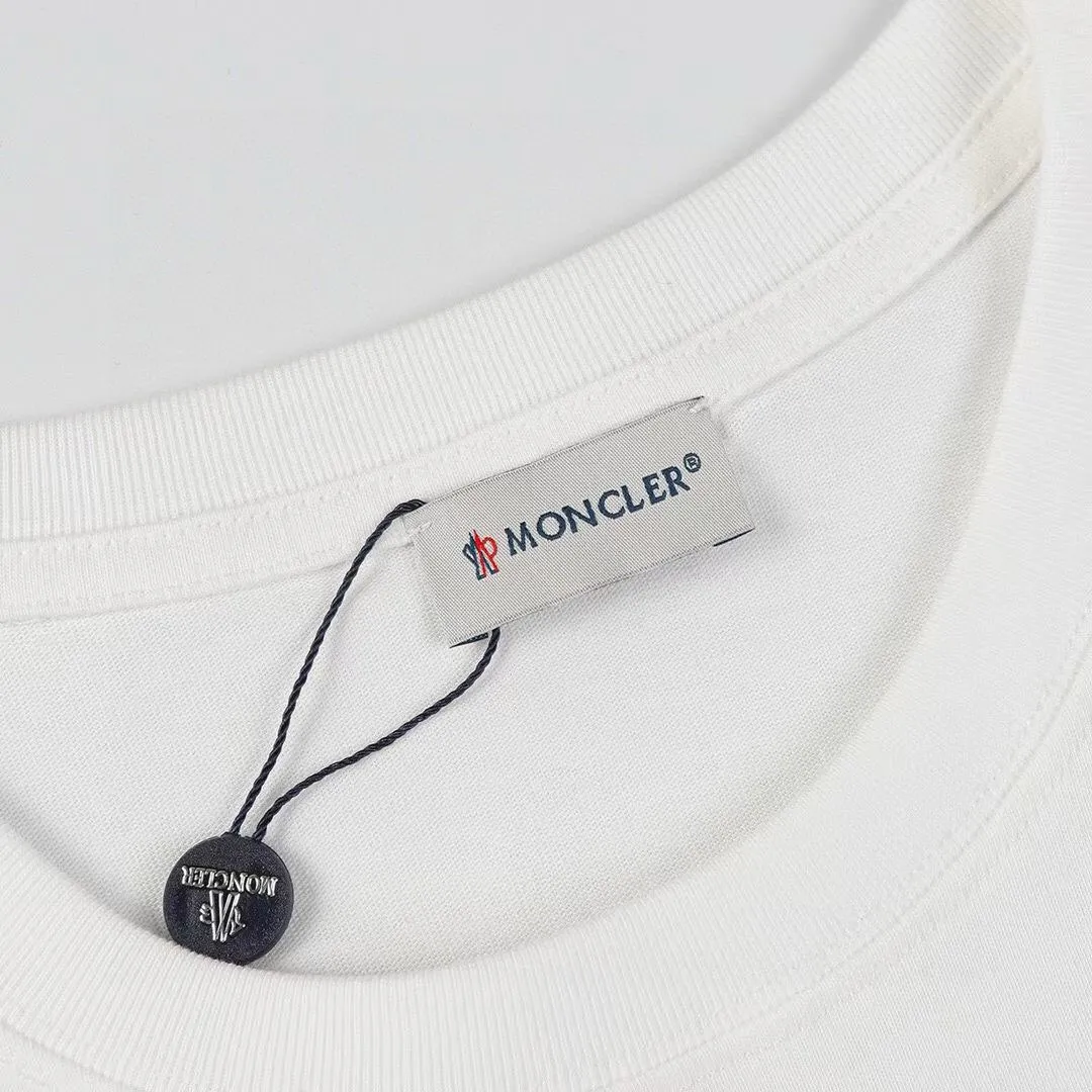 P134 Style No.: 812 〈MONCLER〉The price of the hood is actually quite advantageous. Those who have been to the counters should know that the price of the hood is not much cheaper than Gucci Burberry. It is just relatively low-key and unwilling to hype. It is a picture that you will buy or not. It has an arrogant existence... Exclusively customized 270g 32-count double yarn smooth cotton. The texture is very soft and comfortable. 100% top-grade fabrics that are different from the market (no shrinkage, no deformation, no pilling) Paired with 320g 1*1 thread (fabric threads are dyed in the same vat, no color difference, threads are not easily deformed). Heavy embroidery is laminated, and the customer's upper body will not be scratched. Color: Black White Size: S-XL