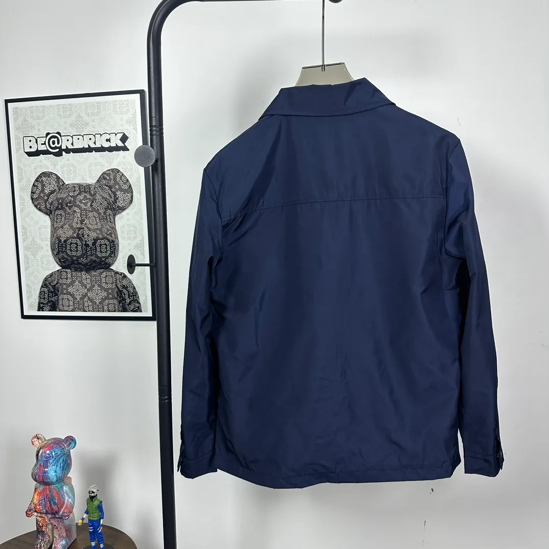 P310 model number: Z01 Moncler logo zipper shirt jacket. Customized high-quality cotton hidden pattern gabardine. Full of texture. Comfortable and close to the skin. The brown tone exudes restrained tenderness. The iconic Moncler logo embroidered logo is embellished on it to increase brand recognition. Simple and smooth lines. The zipper opening and closing also follows the minimalist principle. Use simplicity as the pen and texture as the ink. Use the simplest elements to outline the most moving fashion picture. Process 1: Use imported special machine infrared to locate the "Moncler logo embroidery", the position is more accurate and strong. Process 2: Template machine to open the bag. The preset template guides the position, shape and size of the bag opening. The accuracy ensures the quality of the bag opening effect. Process 3: The fabrics have been washed and have a better hand feel. Not easy to deform, not easy to shrink, not easy to fade, and maintain long-term beauty. Color: navy black Size: S-XL