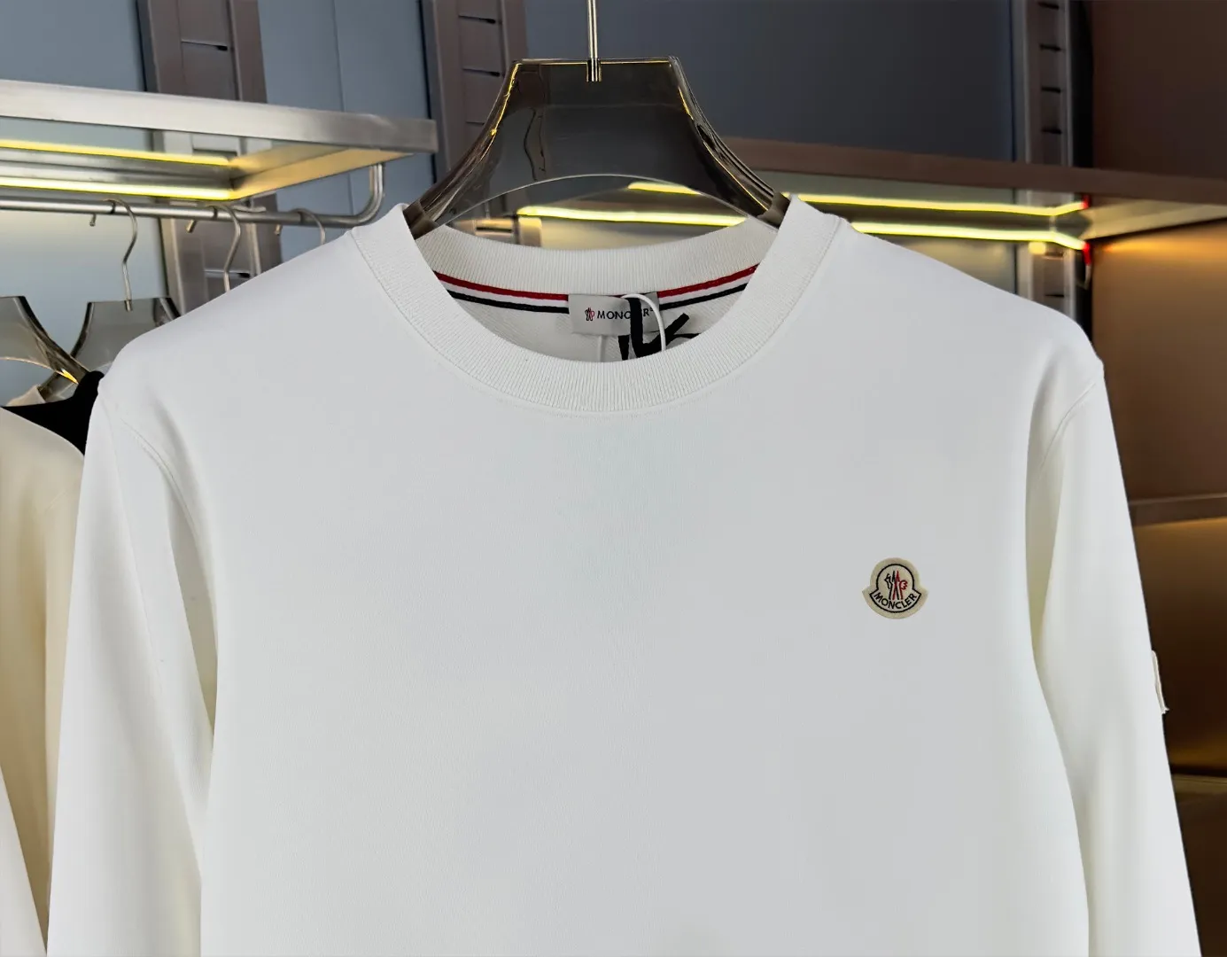 P210 High-version sweatshirt) [Long-term stock] 〖𝐌𝐎𝐍𝐂𝐋𝐄𝐑~Mask〗 Made of 440g heavy-weight fabric. It is different from the market currency. It can be matched with any variety and is properly handsome. 😎The whole dress is made of double waistcoats. The double waistcoats make the whole dress more three-dimensional. Not ordinary factories can do such fine work. 2025 Spring runway version of the T stage, on sale at the counter, round neck terry sweatshirt, high-end double-strand pure cotton, custom-made stretch ribs, dyed in the same vat, complete with three standards, matched with exquisite embroidered LOGO on the chest, simple and advanced, same style for men and women. Color: black, apricot, white, size: S M L XL 2XL