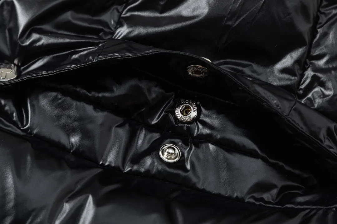 P880 (with dust bag) Moncler / Long Maya Walking Quilt, super popular! The latest product of French Yuhuang FW is the long hooded down jacket. It has a cut-and-stitch design. It is a super thick bread jacket with great personality and design. The lengthened version above the knee has an excellent effect of hiding the flesh, and it also shows the tall figure. It is simply the best choice for trendy products! This long quilted jacket is made from lightweight shell and filled with cozy down and feathers for warmth in the coldest winter months. The removable hood at the funnel neckline provides extra coverage. It is a must-have down jacket when the weather gets cold. It is absolutely slim and slim~ The hood is detachable! Size: 1-2-3-4