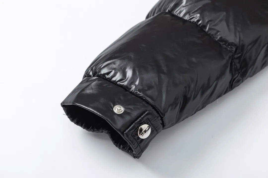P880 (with dust bag) Moncler / Long Maya Walking Quilt, super popular! The latest product of French Yuhuang FW is the long hooded down jacket. It has a cut-and-stitch design. It is a super thick bread jacket with great personality and design. The lengthened version above the knee has an excellent effect of hiding the flesh, and it also shows the tall figure. It is simply the best choice for trendy products! This long quilted jacket is made from lightweight shell and filled with cozy down and feathers for warmth in the coldest winter months. The removable hood at the funnel neckline provides extra coverage. It is a must-have down jacket when the weather gets cold. It is absolutely slim and slim~ The hood is detachable! Size: 1-2-3-4