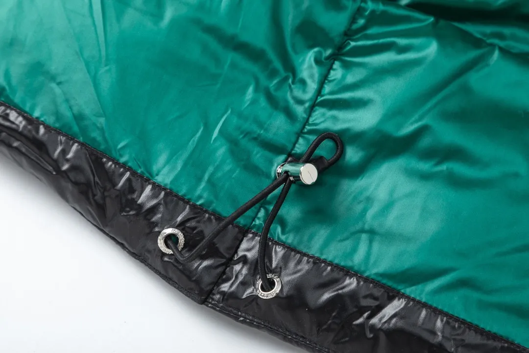 P880 (with dust bag) Moncler / Long Maya Walking Quilt, super popular! The latest product of French Yuhuang FW is the long hooded down jacket. It has a cut-and-stitch design. It is a super thick bread jacket with great personality and design. The lengthened version above the knee has an excellent effect of hiding the flesh, and it also shows the tall figure. It is simply the best choice for trendy products! This long quilted jacket is made from lightweight shell and filled with cozy down and feathers for warmth in the coldest winter months. The removable hood at the funnel neckline provides extra coverage. It is a must-have down jacket when the weather gets cold. It is absolutely slim and slim~ The hood is detachable! Size: 1-2-3-4