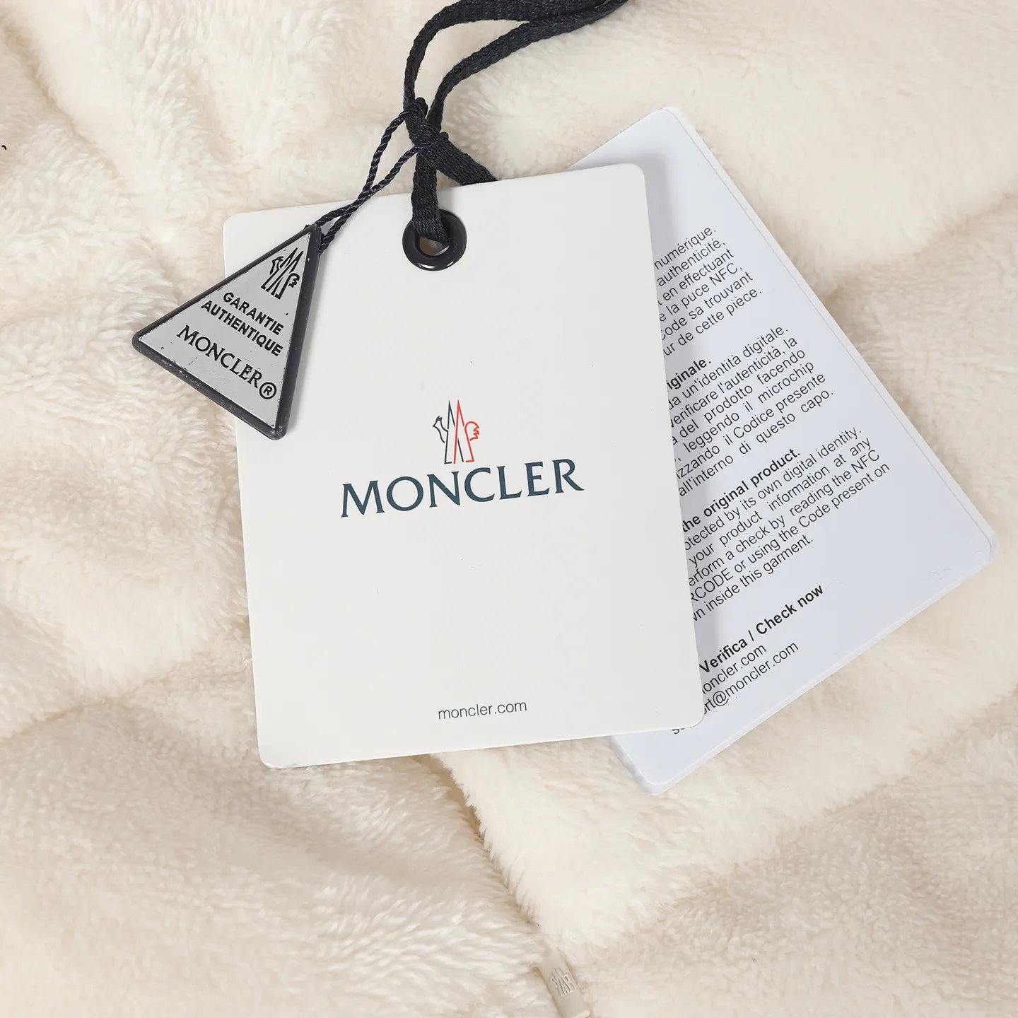 P640 Women's Style] Moncler/Moncler Women's Teddy Teddy Velvet Splicing Knitted Cardigan This cardigan is made of wool and teddy velvet style fabrics, providing a soft and comfortable wearing experience. Midweight knitted piece with down-filled front and back that can easily be worn as a outer layer in warmer weather. Color: white/pink/grey Size: SML