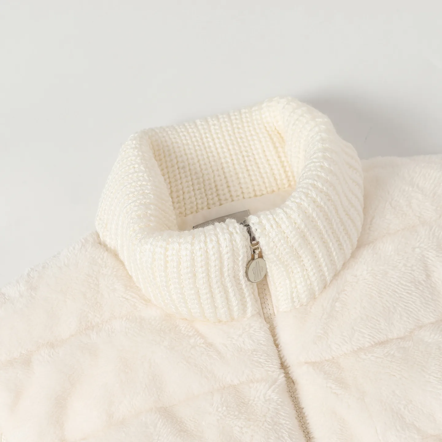 P640 Women's Style] Moncler/Moncler Women's Teddy Teddy Velvet Splicing Knitted Cardigan This cardigan is made of wool and teddy velvet style fabrics, providing a soft and comfortable wearing experience. Midweight knitted piece with down-filled front and back that can easily be worn as a outer layer in warmer weather. Color: white/pink/grey Size: SML