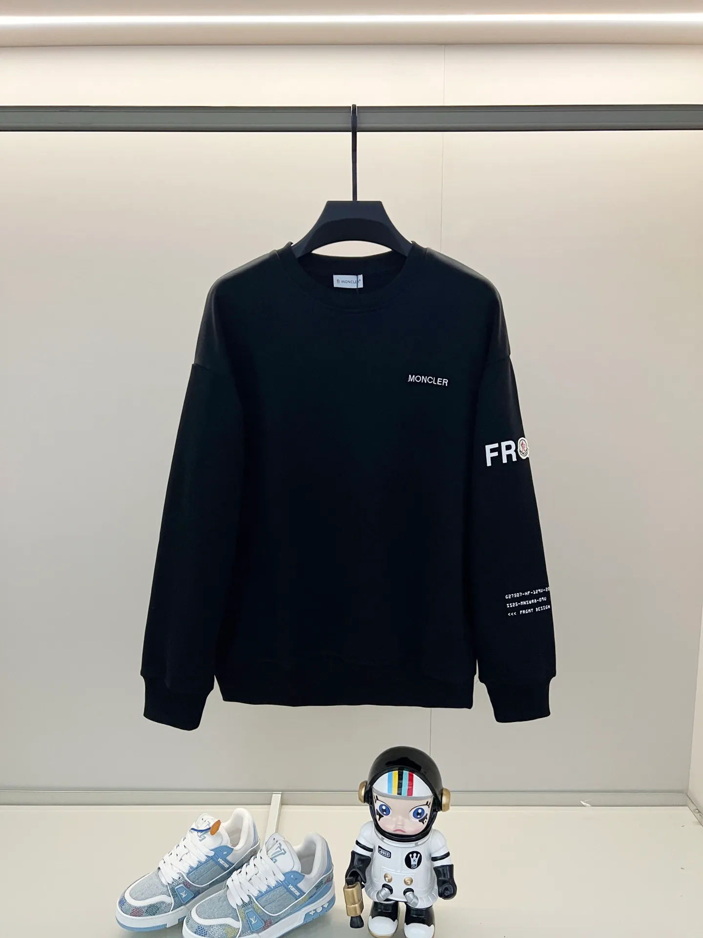 P220 MONCLER/Mask 420g pure cotton round neck sweatshirt, front and back printed letter LOGO logo, arm brand seal craftsmanship, official synchronization, high version, high quality, fashionable personality, versatile trend, pure original quality, original fabric, tag, collar label, washed wheat, complete three standards, color: black, white, gray. Size: XS-L