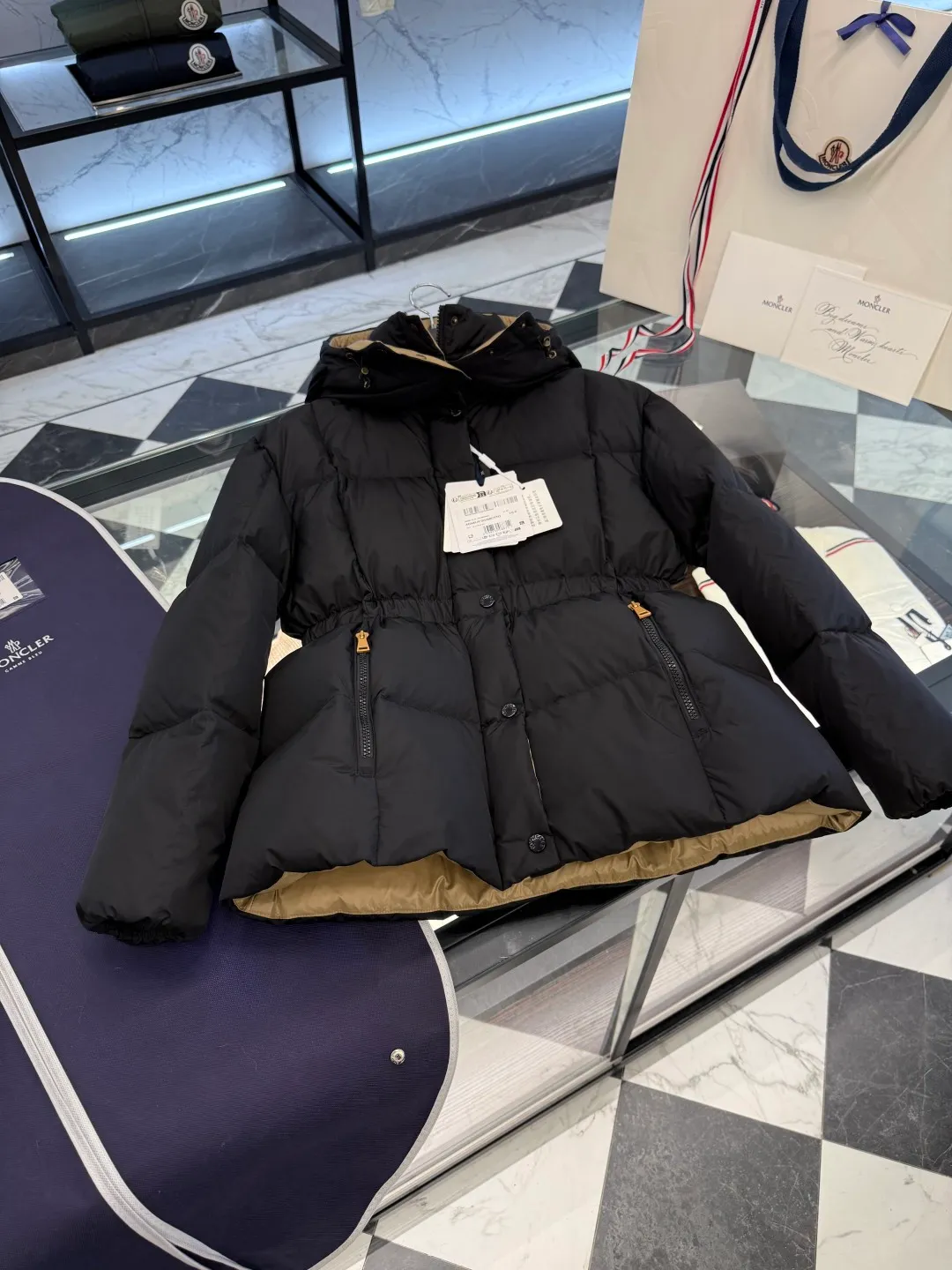 Moncler Agneux (waisted black gold) women's square quilted hooded short down jacket. More details in real photos. P860