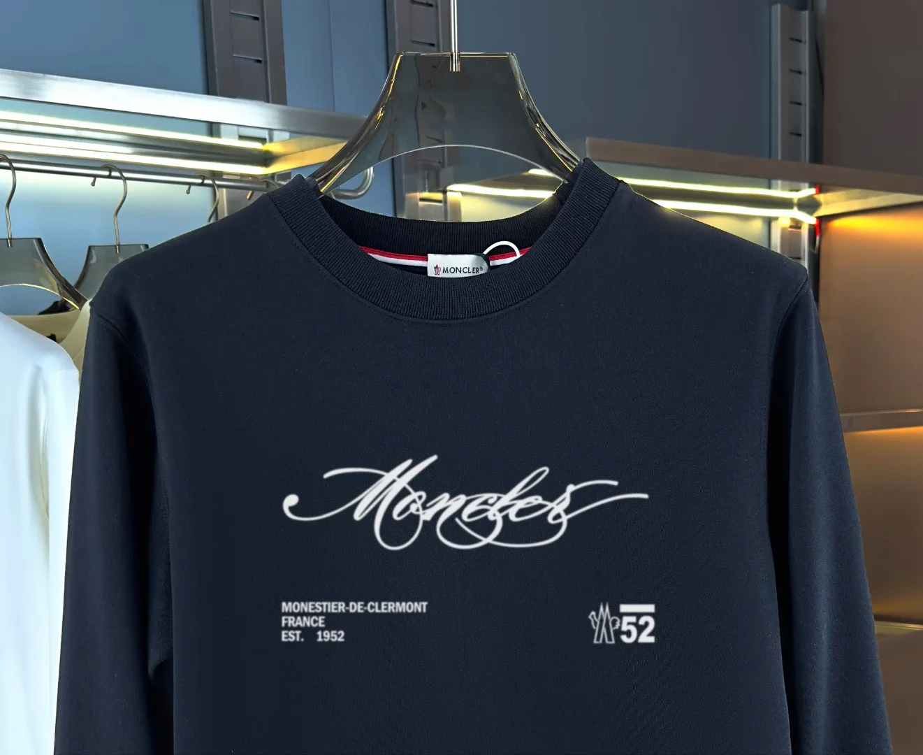 P210 high version sweatshirt) 📦With exclusive packaging📦 [Long-term ready stock] Upgraded version "Mobile phone smart sensor ~ NFC chip armband ~ Directly to the official website for anti-counterfeiting" 〖 𝐌𝐎𝐍𝐂𝐋𝐄𝐑 ~ Mouth covering〗 2025 new high quality, using 450 grams of heavyweight fabric Different from the market currency, you can mix and match everything at will and you will be handsome😎The whole clothes is made of double waistcoats. The double waistcoats make the whole dress more three-dimensional. It is not an ordinary factory that can do such fine work. 2025 autumn and winter new style, on sale at the counter, exquisite printed round neck terry sweatshirt. High-end double-ply cotton. Customized stretch ribs are dyed in the same vat. Three standards are complete. It is matched with digital printing patterns and is very breathable. Same style for men and women. Color: black, white, apricot. Size: S M L XL 2XL
