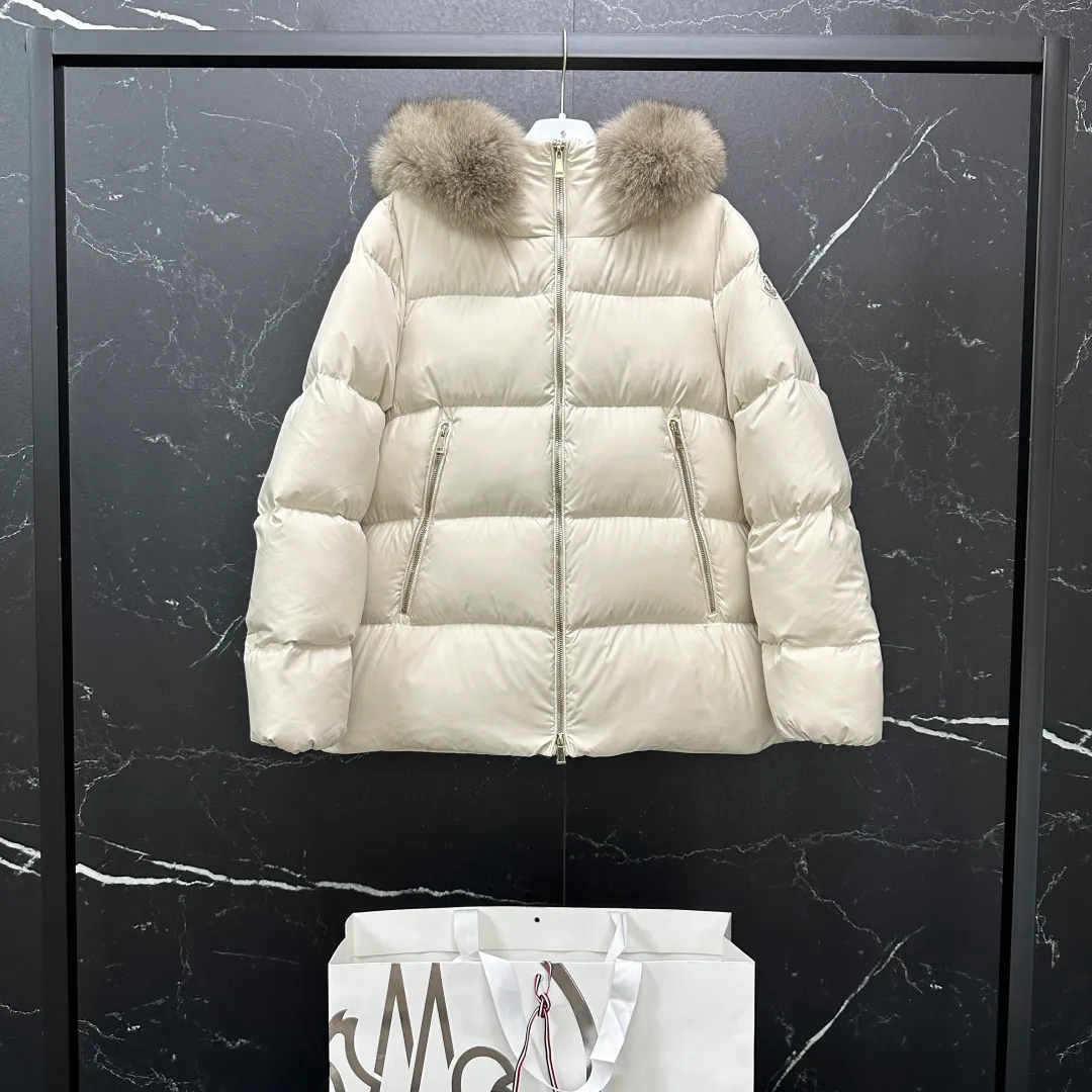 P960 𝐌𝐎𝐍𝐂𝐋𝐄𝐑｜Moncler Laichefur women's hooded short A-line mc09#/mid-length down jacket Product color: black, milk white Size: 1, 2, 3, 4 Style code: K20931A0023854AQE051 Description: Classic and elegant, the Laichefur women's short down jacket features a hood with removable trim.  Product Details The Laichefur Down Jacket is designed to be both feminine and practical for all-day wear. Features a hood in brushed polyester with an elegant matte finish. The hood has removable trim to provide warmth and protection in different environments.  Details •Made from brushed polyester •Longue saison lining •Down filling •Hood with removable trim •Zip closure •Zip pockets