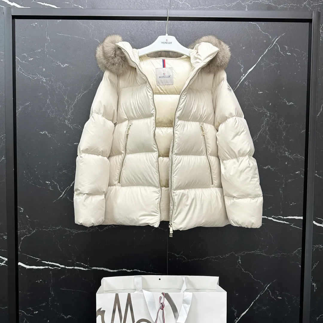 P960 𝐌𝐎𝐍𝐂𝐋𝐄𝐑｜Moncler Laichefur women's hooded short A-line mc09#/mid-length down jacket Product color: black, milk white Size: 1, 2, 3, 4 Style code: K20931A0023854AQE051 Description: Classic and elegant, the Laichefur women's short down jacket features a hood with removable trim.  Product Details The Laichefur Down Jacket is designed to be both feminine and practical for all-day wear. Features a hood in brushed polyester with an elegant matte finish. The hood has removable trim to provide warmth and protection in different environments.  Details •Made from brushed polyester •Longue saison lining •Down filling •Hood with removable trim •Zip closure •Zip pockets