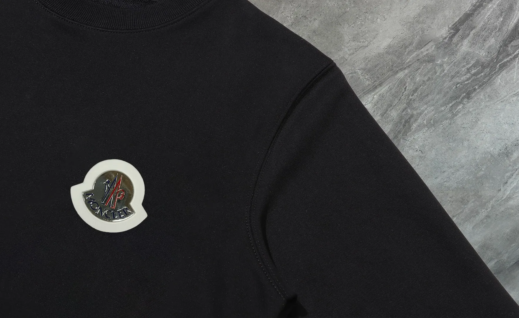 P210 High-version sweatshirt) [Long-term stock] 〖𝐌𝐎𝐍𝐂𝐋𝐄𝐑~Mask〗 Made of 440g heavy-weight fabric. It is different from the market currency. It can be matched with any variety and is properly handsome. 😎The whole dress is made of double waistcoats. The double waistcoats make the whole dress more three-dimensional. Not ordinary factories can do such fine work. 2025 Spring runway version of the T stage, on sale at the counter, round neck terry sweatshirt, high-end double-strand pure cotton, custom-made stretch ribs, dyed in the same vat, complete with three standards, matched with exquisite embroidered LOGO on the chest, simple and advanced, same style for men and women. Color: black, apricot, white, size: S M L XL 2XL