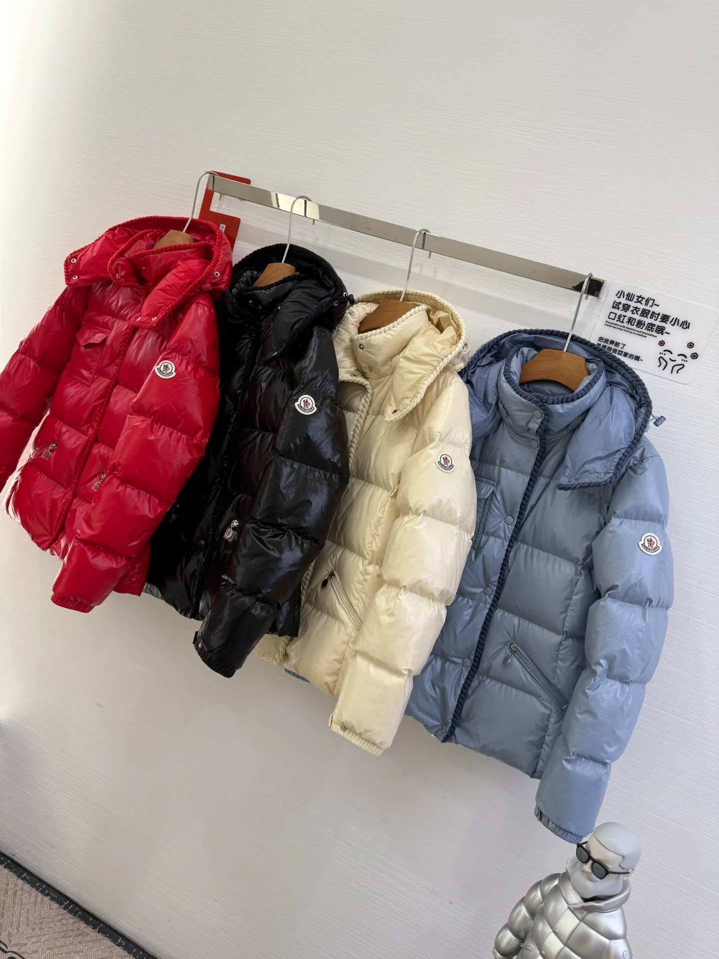 P880 Moncler/Moncler 25 new oil wax leather waisted GLAREIN hooded long-sleeved down jacket for women. Oil wax leather coated new fabric, slim design style, warm and slimming, 90% goose down filling, molded custom hardware. Color: red, white, blue, black Code number: 1-2-3-4