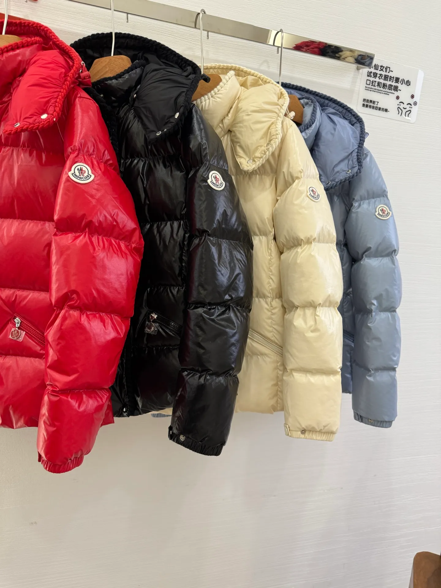 P880 Moncler/Moncler 25 new oil wax leather waisted GLAREIN hooded long-sleeved down jacket for women. Oil wax leather coated new fabric, slim design style, warm and slimming, 90% goose down filling, molded custom hardware. Color: red, white, blue, black Code number: 1-2-3-4