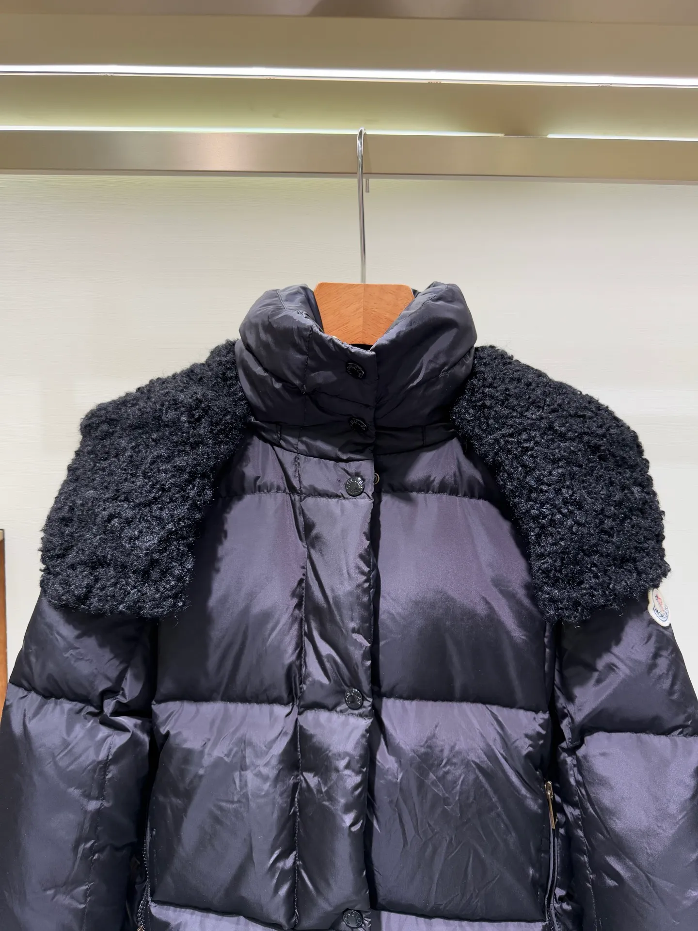 P1320 Moncler Mouth Castelnou Women's Square Quilted Hooded Short Down Jacket The Castelnou down jacket features protective fabric and elegant texture. Short design made from functional nylon fabric with a silky feel. The hood is lined with teddy-style fleece for added softness.  Fabric: Made of nylon fabric, Longue saison lining, filled with down (90 white goose down) Craftsmanship: Detachable and adjustable hood with teddy style fleece lining, zipper closure, zipper pocket (supports NFC chip for you) Size: 0 1 2 3 5555070