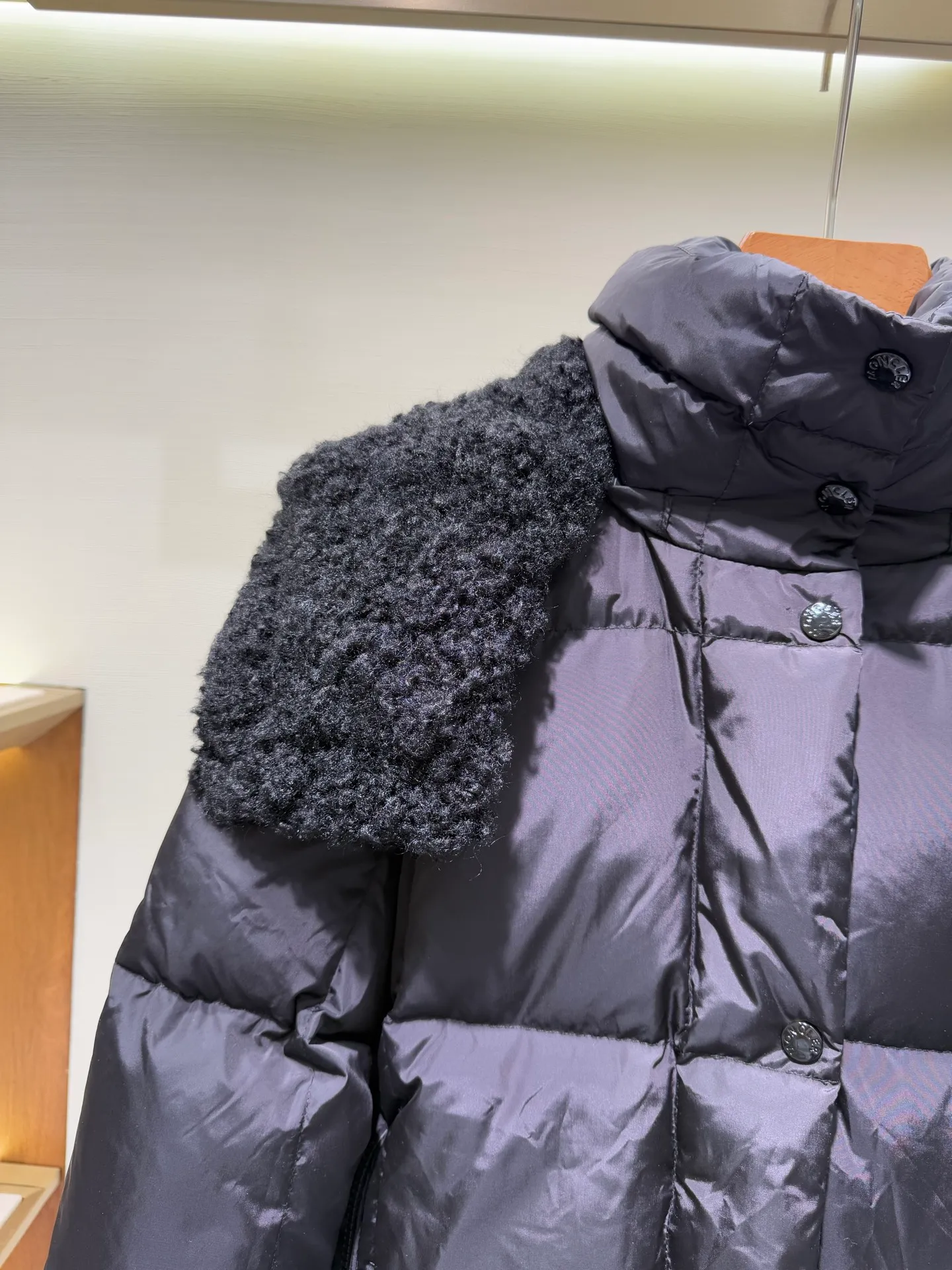 P1320 Moncler Mouth Castelnou Women's Square Quilted Hooded Short Down Jacket The Castelnou down jacket features protective fabric and elegant texture. Short design made from functional nylon fabric with a silky feel. The hood is lined with teddy-style fleece for added softness.  Fabric: Made of nylon fabric, Longue saison lining, filled with down (90 white goose down) Craftsmanship: Detachable and adjustable hood with teddy style fleece lining, zipper closure, zipper pocket (supports NFC chip for you) Size: 0 1 2 3 5555070