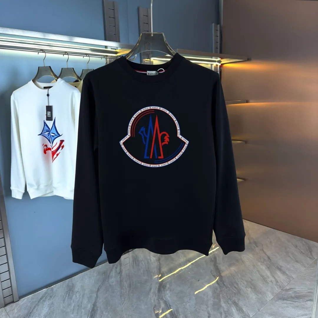 P210 high version sweatshirt) 📦With exclusive picture packaging📦 [Long-term ready stock] Upgraded version "Mobile phone smart sensor ~ NFC chip armband ~ Direct access to the official website anti-counterfeiting" 〖 𝐌𝐎𝐍𝐂𝐋𝐄𝐑 ~ Mouth covering〗 2025 new high quality, using 450g heavyweight fabric Different from the market currency, you can mix and match everything at will and you will be handsome😎The whole clothes is made of double waistcoats. The double waistcoats make the whole dress more three-dimensional. It is not an ordinary factory that can do such fine work. 2025 autumn and winter new style, on sale at the counter, exquisite printed round neck terry sweatshirt. High-end double-ply cotton. Customized stretch ribs are dyed in the same vat. Three standards are complete. It is matched with digital printing patterns and is very breathable. Same style for men and women. Color: black, white, apricot. Size: S M L XL 2XL