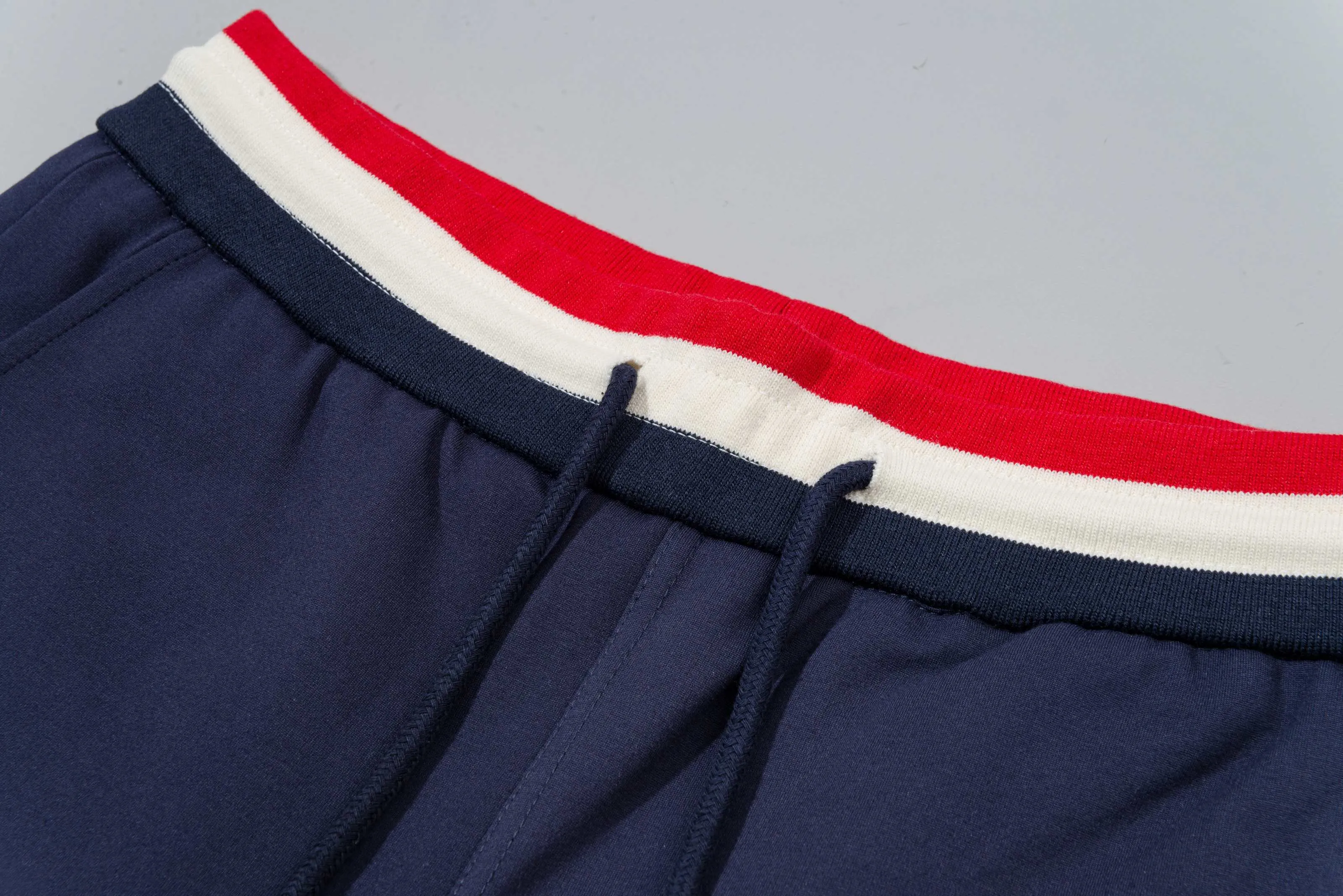 P230 MONCLER/muzzle Custom fabric suit casual sweatpants Simple arm brand LOGO small badge threaded trousers technology Official synchronization High version High quality Fashion personality Versatile trend Pure original quality Original fabric Hang tag Collar label Washed wheat Complete three standards Color: blue. Gray. Size: S-2XL