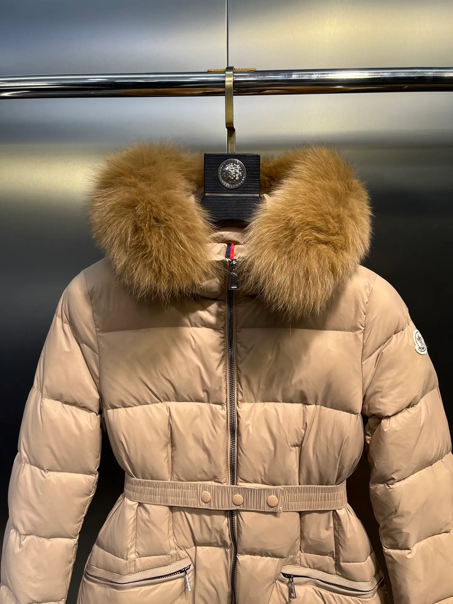 P1120 moncler🌟25 new autumn and winter large fur collar long hooded down jacket. The classic hot style among down jackets. A must-have in winter. Customized detachable large fur collar hooded long down jacket. The upper body is not very bloated. It is designed with a belt to tighten the waist. It is very classic, handsome and warm. National standard 90 white goose down filling. Imported machine stitching and crimping technology. Fashionable and warm upper body. Excellent practicality. Style number: A85# Style number: champagne black white green size: 1234