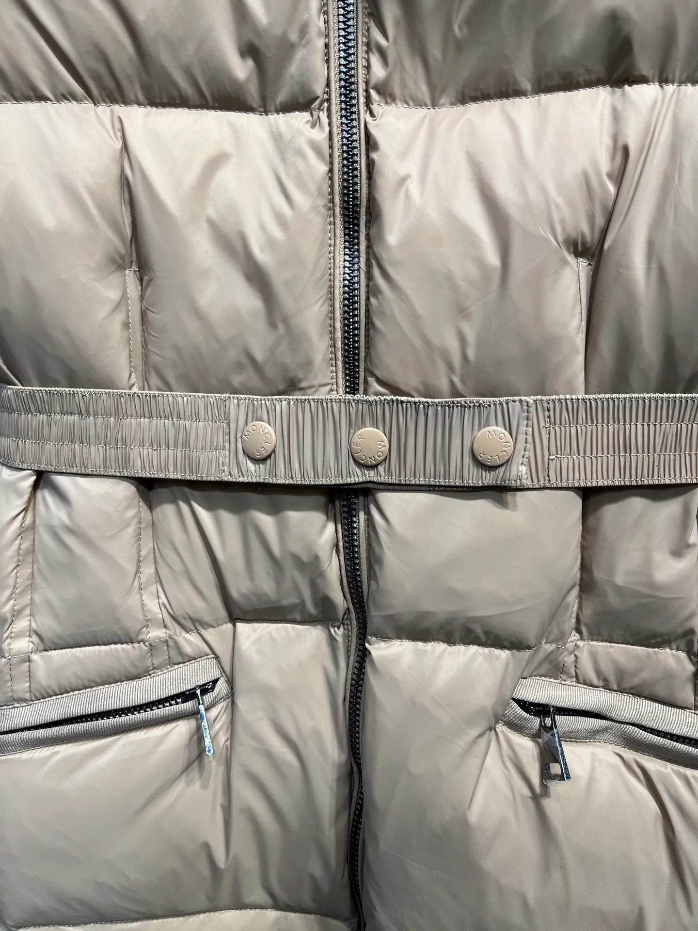 P1120 moncler🌟25 new autumn and winter large fur collar long hooded down jacket. The classic hot style among down jackets. A must-have in winter. Customized detachable large fur collar hooded long down jacket. The upper body is not very bloated. It is designed with a belt to tighten the waist. It is very classic, handsome and warm. National standard 90 white goose down filling. Imported machine stitching and crimping technology. Fashionable and warm upper body. Excellent practicality. Style number: A85# Style number: champagne black white green size: 1234