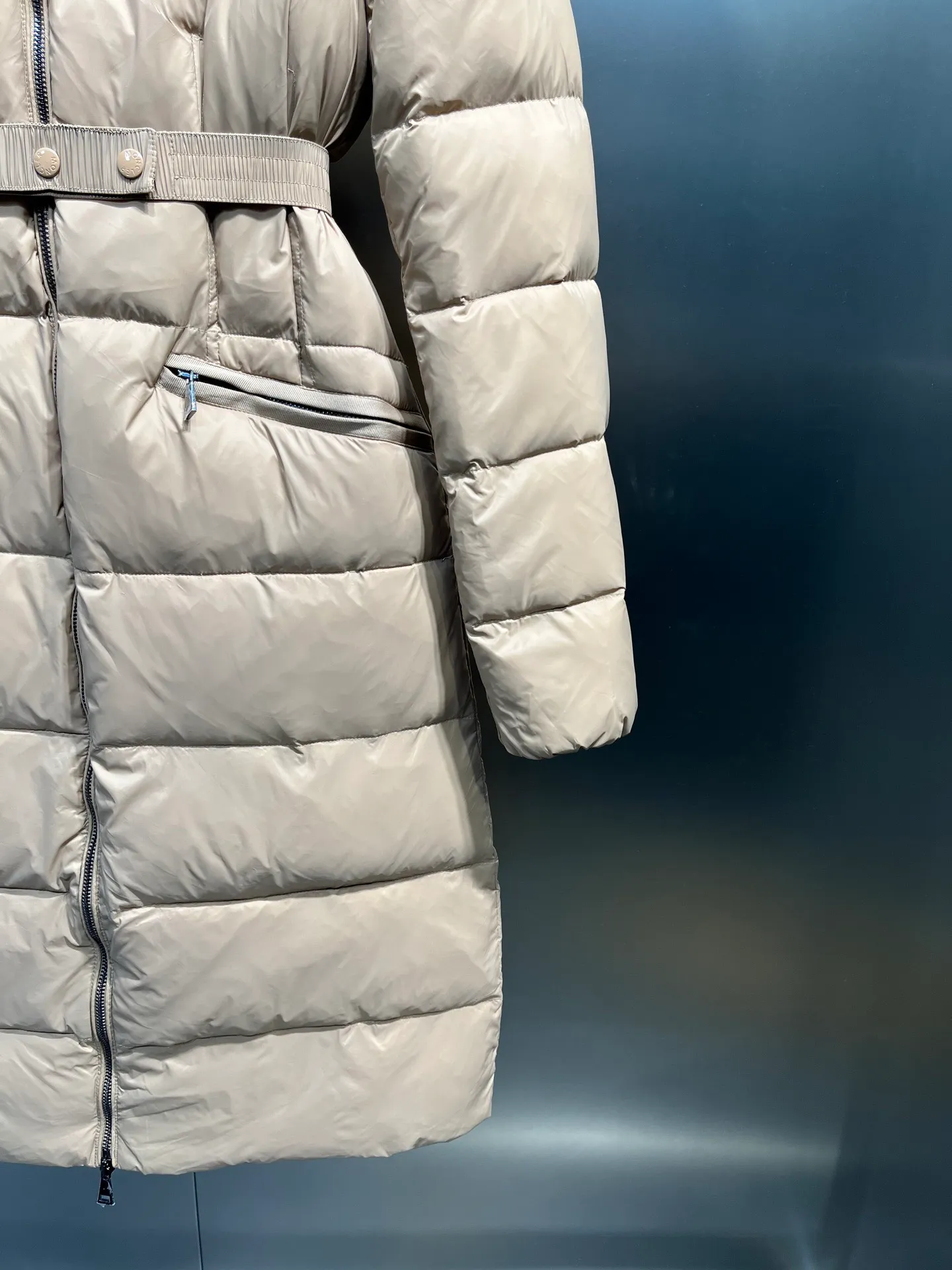 P1120 moncler🌟25 new autumn and winter large fur collar long hooded down jacket. The classic hot style among down jackets. A must-have in winter. Customized detachable large fur collar hooded long down jacket. The upper body is not very bloated. It is designed with a belt to tighten the waist. It is very classic, handsome and warm. National standard 90 white goose down filling. Imported machine stitching and crimping technology. Fashionable and warm upper body. Excellent practicality. Style number: A85# Style number: champagne black white green size: 1234