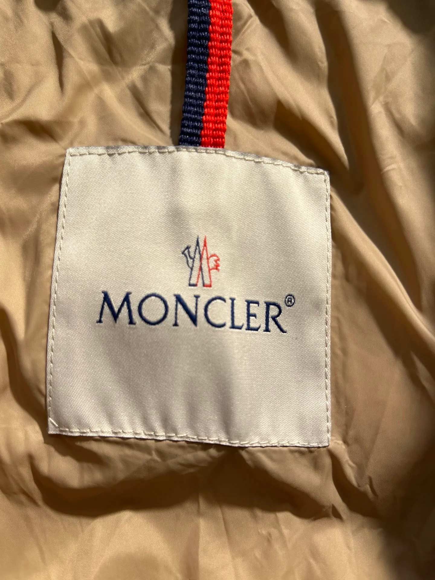P1120 moncler🌟25 new autumn and winter large fur collar long hooded down jacket. The classic hot style among down jackets. A must-have in winter. Customized detachable large fur collar hooded long down jacket. The upper body is not very bloated. It is designed with a belt to tighten the waist. It is very classic, handsome and warm. National standard 90 white goose down filling. Imported machine stitching and crimping technology. Fashionable and warm upper body. Excellent practicality. Style number: A85# Style number: champagne black white green size: 1234