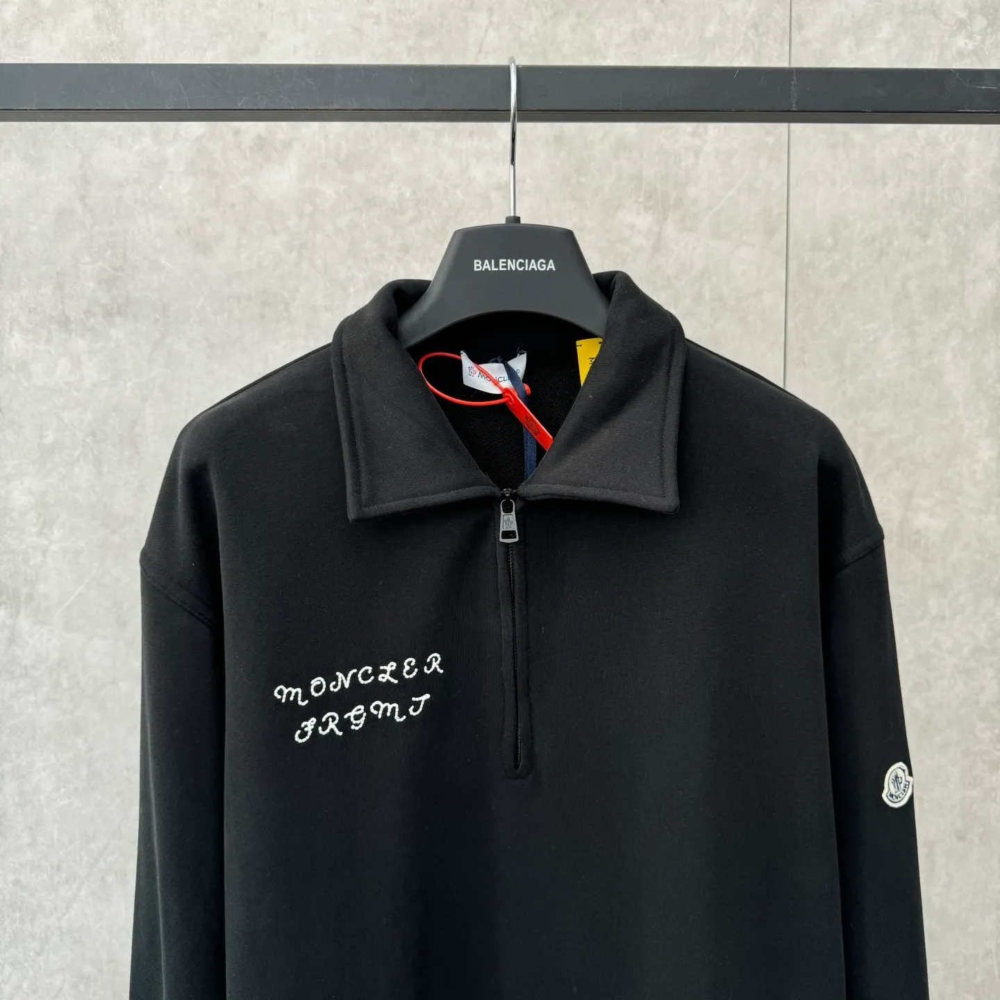 P390 Moncler The half-chain style exudes a sense of luxury from the inside out, finding the perfect balance between simplicity and sophistication. Process 1: Using imported machine embroidery technology, using advanced computer control systems and precision mechanical components to realize Moncler Genius embroidery operations with high precision and smooth and delicate lines. Process 2: Using glue printing. Moncler Not easy to deform, not easy to shrink, not easy to fade, maintain long-term beauty