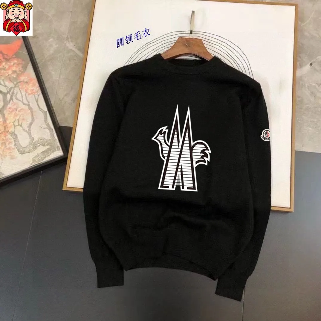 P220 MONCLER】Autumn and winter classic round neck pullover sweater, in full condition! ! ! Wool blended fabric, the latest model in 2025, golden ratio! ! Slim-fitting soft gold, versatile and practical item, the combination and practicality are extremely powerful, simple and elegant, and classy! To create your own style, it is highly recommended to buy it in two colors. The standard slim fit tailoring process is suitable for both young and old men. It is knitted from wool and will not cause any discomfort! While keeping warm, it is stylish, textured and wearable, and the classic logo with contrasting colors on the chest feels in place! ! Recommended for regular customers! ! Size M-3XL (maximum wear: 190 pounds)
