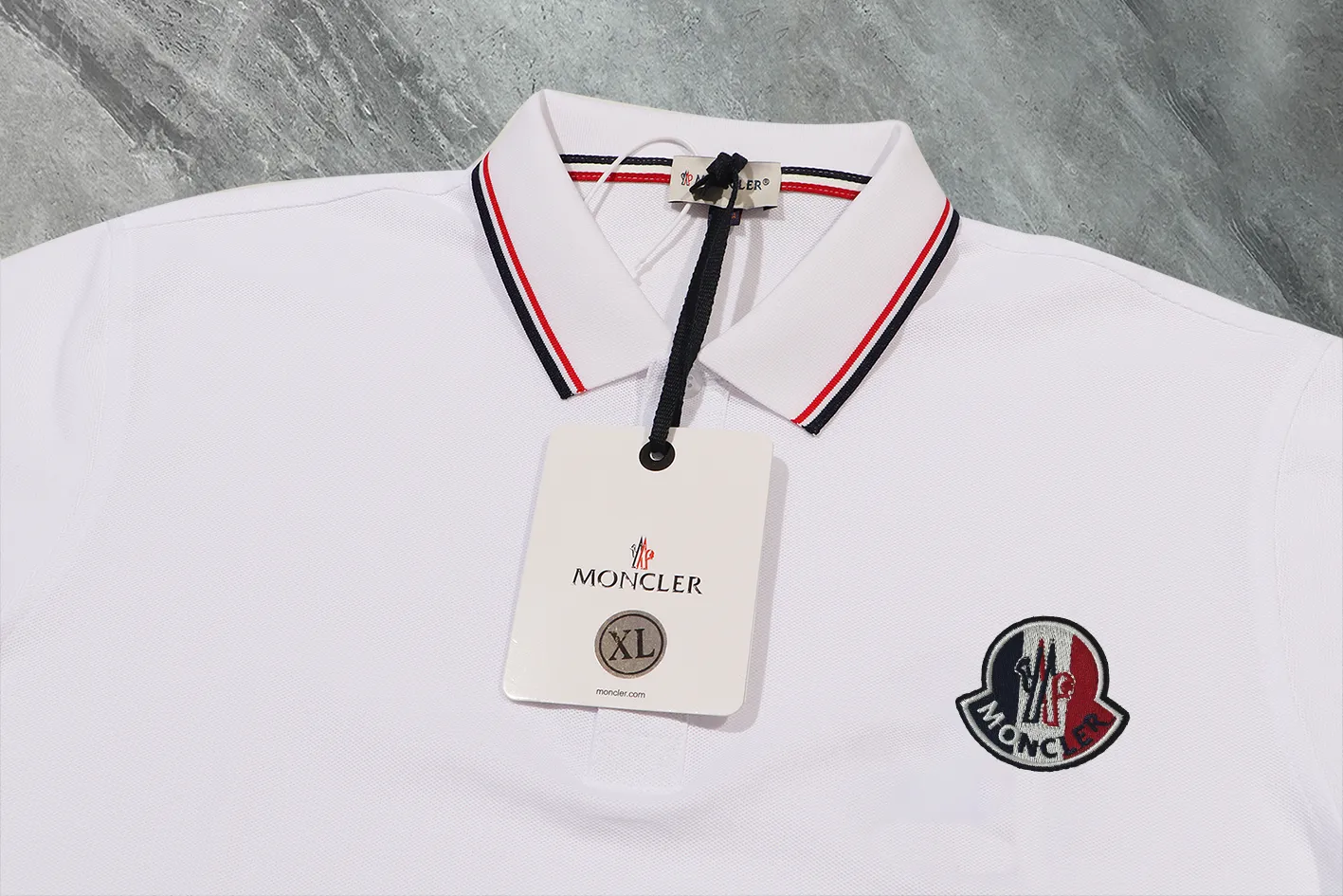 P190 Complete with three standards] MONCLER~ MONCLER 2024 summer new high-quality lapel short-sleeved POLO shirt, counter-customized fabric, high breathability and comfort, impeccable details, brand element design concept, reflecting high quality. It feels delicate and soft! It presents a casual cut and the upper body shape is great! The chest is filled with three-dimensional embroidery of the brand LOGO to highlight quality and luxury. Color: black/white Size: M~3XL