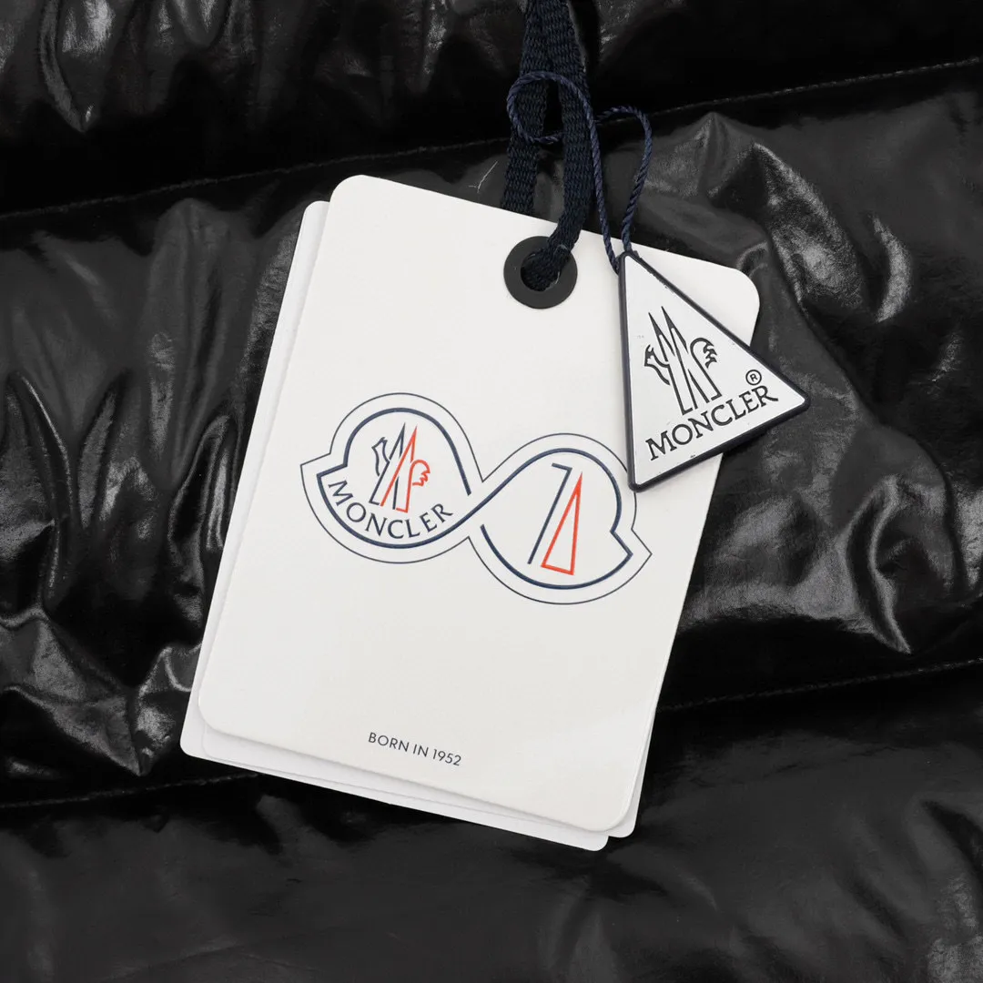 P780 Moncler/Moncler 70th Anniversary Limited Edition Short Down Jacket (filled with 90% large white duck down) Non-commercial version, undoubtedly the top version, ceiling level 𝗠𝗼𝗻𝗰1𝗲𝗿｜Moncler Maya 70th Anniversary Limited Edition/Short Down Jacket Description: 𝗠𝗼𝗻𝗰𝗲𝗿 Maya down jacket is specially reinterpreted to celebrate the 70th anniversary of 𝗠𝗼𝗻𝗰𝗲𝗿, with new colors reviving the iconic silhouette. A classic example of the brand's DNA, it's made from shiny lacquered nylon and embellished with signature rectangular quilting. A classic cropped design that transcends seasons and styles, it features a statement silhouette, removable hood and adjustable hem. The sleeves are decorated with the brand's signature classic patch pockets and a patchwork logo designed to celebrate the 70th anniversary.  Top quality, filled with 90% standard large white duck down, high-end quality one-to-one customized hardware, specific fabrics, specific black lacquered fabrics!  Style number: A92# Color: black white gray green Size: 1-5