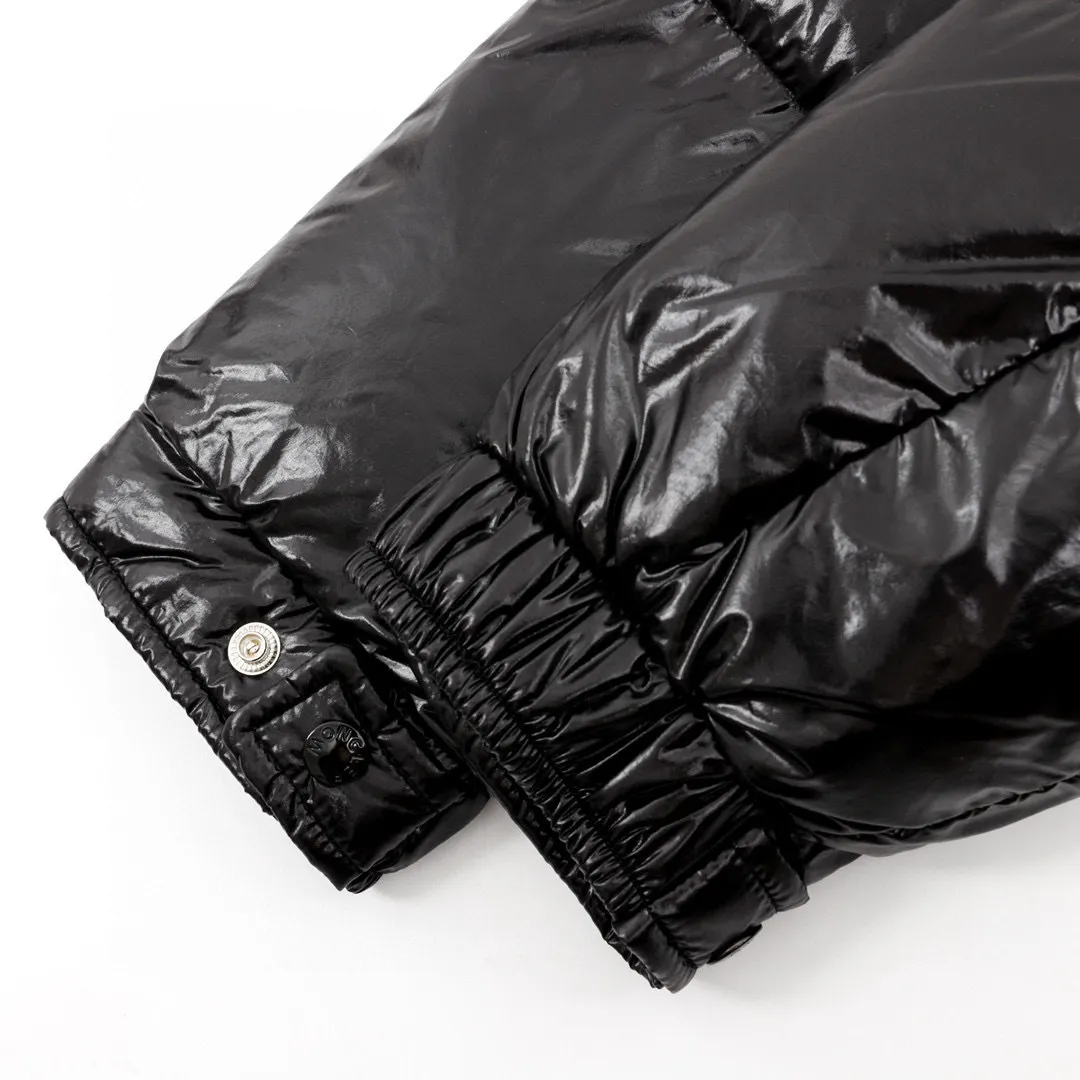 P780 Moncler/Moncler 70th Anniversary Limited Edition Short Down Jacket (filled with 90% large white duck down) Non-commercial version, undoubtedly the top version, ceiling level 𝗠𝗼𝗻𝗰1𝗲𝗿｜Moncler Maya 70th Anniversary Limited Edition/Short Down Jacket Description: 𝗠𝗼𝗻𝗰𝗲𝗿 Maya down jacket is specially reinterpreted to celebrate the 70th anniversary of 𝗠𝗼𝗻𝗰𝗲𝗿, with new colors reviving the iconic silhouette. A classic example of the brand's DNA, it's made from shiny lacquered nylon and embellished with signature rectangular quilting. A classic cropped design that transcends seasons and styles, it features a statement silhouette, removable hood and adjustable hem. The sleeves are decorated with the brand's signature classic patch pockets and a patchwork logo designed to celebrate the 70th anniversary.  Top quality, filled with 90% standard large white duck down, high-end quality one-to-one customized hardware, specific fabrics, specific black lacquered fabrics!  Style number: A92# Color: black white gray green Size: 1-5