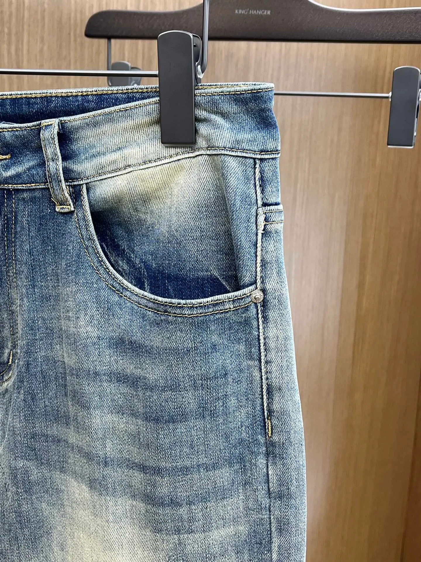 P240 Moncler 25ss🔥New blue denim trousers. The best original jeans in the physical store, suitable for all ages. Comfortable, soft and skin-friendly, the upper body effect is super fashionable and versatile, upright and stylish, a wardrobe must-have! Perfect for any occasion. Size: 28-38 (no 35.37)
