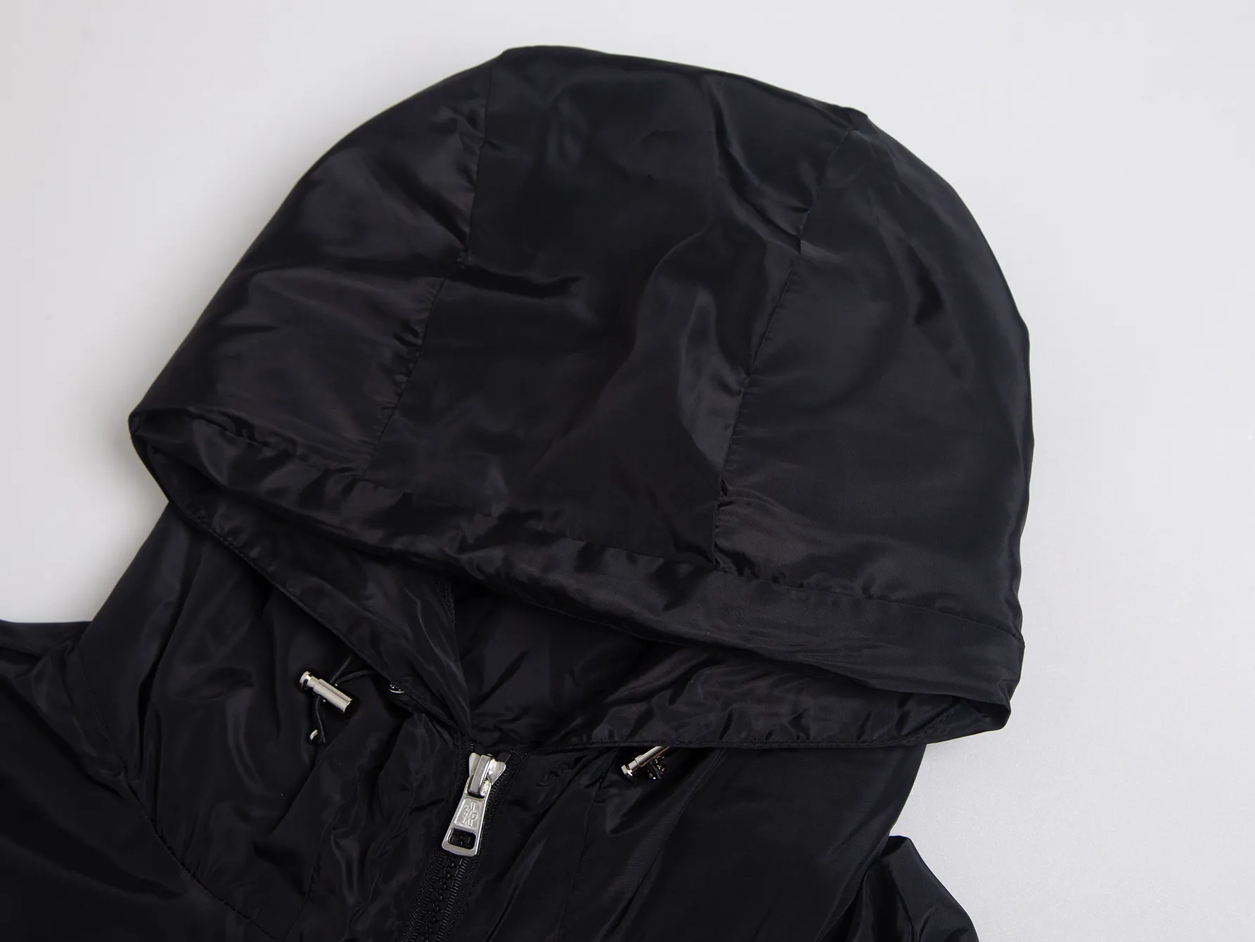 P520 ZP version) - New version of the classic model from Moncler's official website. Double-layered hooded windbreaker, jacket and jacket, same style for men and women - YB molded fabric details are the same. Full set of accessories customized to distinguish the market currency. Welcome to compare - Color Army Green Black - Code Number 1 2 3 4 5