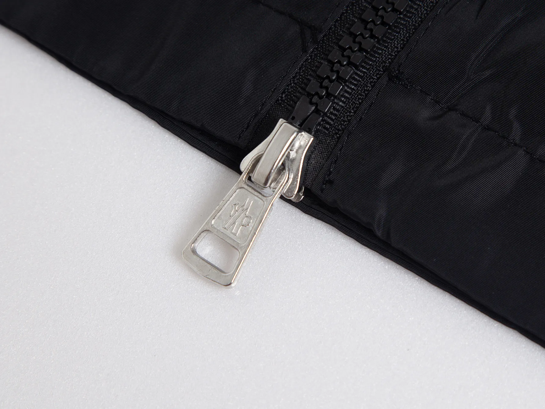 P520 ZP version) - New version of the classic model from Moncler's official website. Double-layered hooded windbreaker, jacket and jacket, same style for men and women - YB molded fabric details are the same. Full set of accessories customized to distinguish the market currency. Welcome to compare - Color Army Green Black - Code Number 1 2 3 4 5
