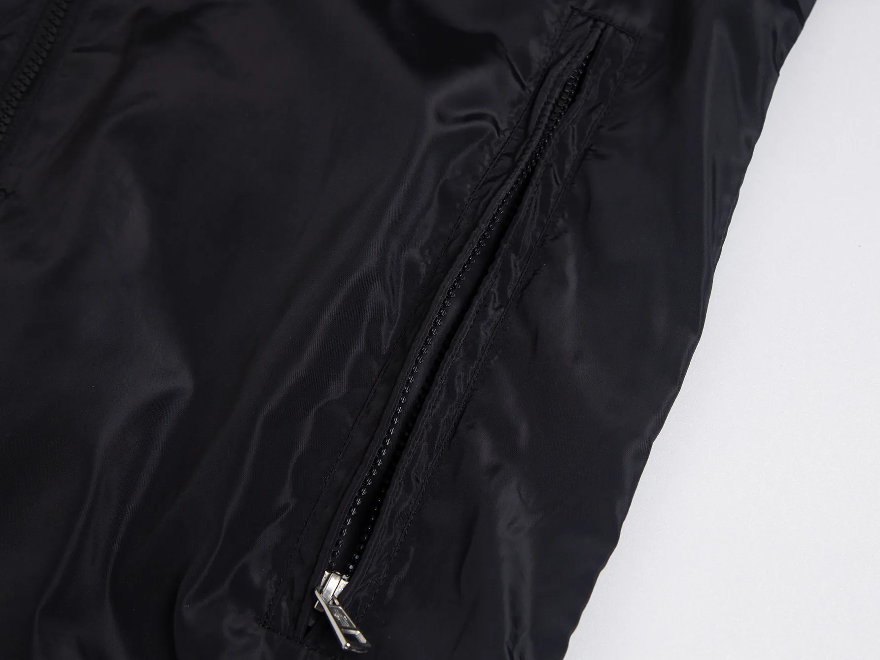 P520 ZP version) - New version of the classic model from Moncler's official website. Double-layered hooded windbreaker, jacket and jacket, same style for men and women - YB molded fabric details are the same. Full set of accessories customized to distinguish the market currency. Welcome to compare - Color Army Green Black - Code Number 1 2 3 4 5