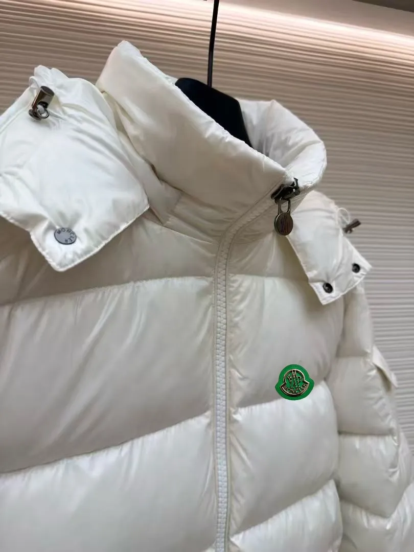 P720 MONCLER Meng Mouth Maya Down Jacket: Color/off-white, black Size: M. L. Zipper pendant with custom logo Fabric: 400D bright nylon, anti-fouling, anti-wrinkle, waterproof and windproof, very wear-resistant, breathable and comfortable.           Embroidery: Straight lines, smooth curves, dense and neat stitches, no jagged edges, flat embroidery surface, no skewed threads, consistent stitch length, no bottom exposed, no overlap, smooth embroidery surface, no ink marks and other stains. Advanced imported embroidery machines are used to ensure embroidery quality.