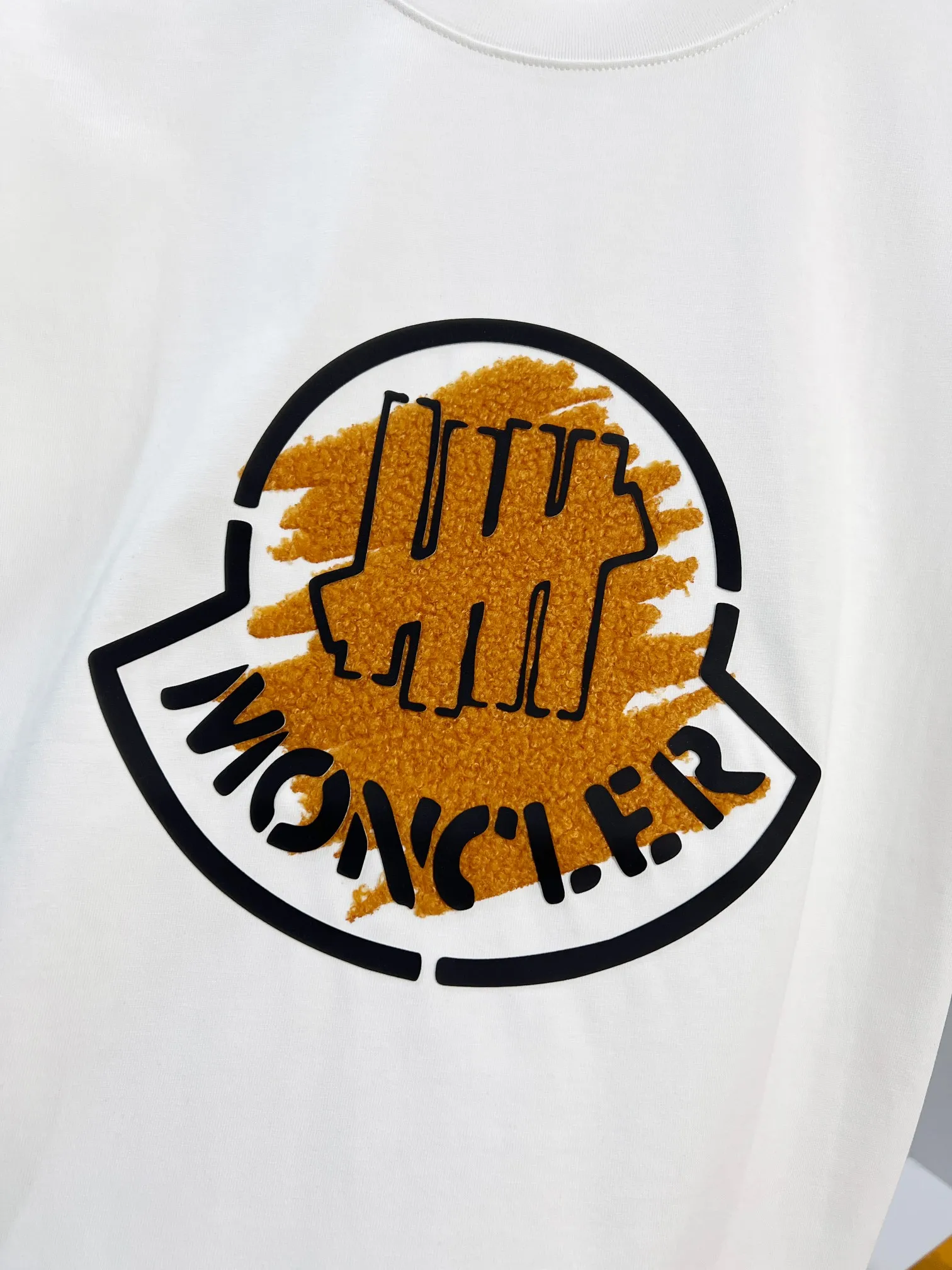 P170 MONCLER/Muzzled 300g pure cotton round neck short-sleeved T-shirt Brand classic Gauze splicing Letter LOGO embossing process 2025ss official synchronization High version High quality Fashion personality Versatile trend Pure original quality Original fabric Hang tag Collar label Washed wheat Complete three standards Color: Black. White. Size: S M L XL XXL