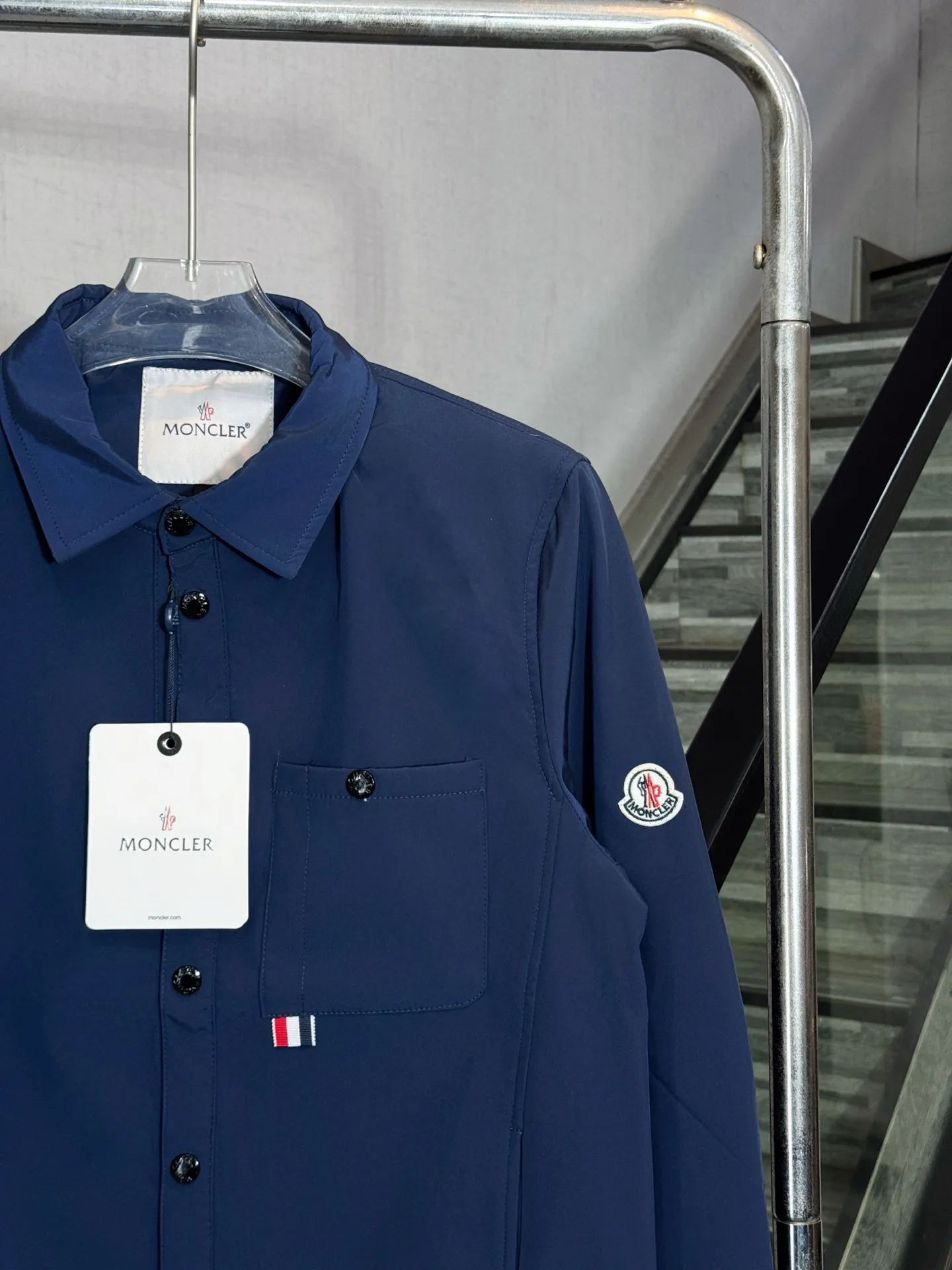 P320 model number: HE367 Moncler-mengkouq arm badge button jacket The fabric is made of cotton striped dyne, which is comfortable and soft on the upper body. The fabric has been washed and will not fade or deform easily. It is full of texture. Small mask badges are sewn on the arms to highlight the characteristics of the clothes. The buttons on the chest are sewn with custom masked small letter hardware buttons. The buttons on the hem are sewn for elasticity. The whole body is versatile. It is made by a big factory and has the original original label. It has three complete labels. You can buy it with confidence. It is the first choice for autumn and winter.  Color: Navy/Black Size: S M L XL