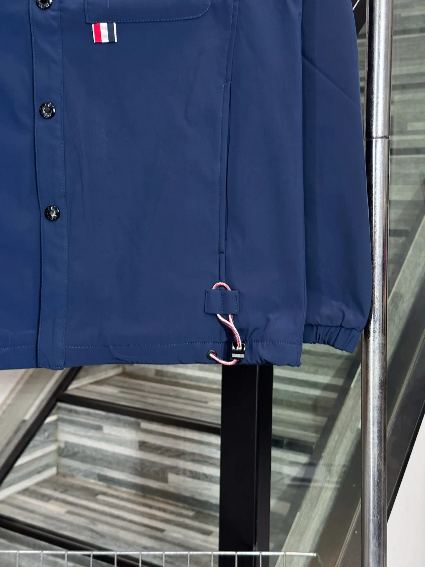 P320 model number: HE367 Moncler-mengkouq arm badge button jacket The fabric is made of cotton striped dyne, which is comfortable and soft on the upper body. The fabric has been washed and will not fade or deform easily. It is full of texture. Small mask badges are sewn on the arms to highlight the characteristics of the clothes. The buttons on the chest are sewn with custom masked small letter hardware buttons. The buttons on the hem are sewn for elasticity. The whole body is versatile. It is made by a big factory and has the original original label. It has three complete labels. You can buy it with confidence. It is the first choice for autumn and winter.  Color: Navy/Black Size: S M L XL
