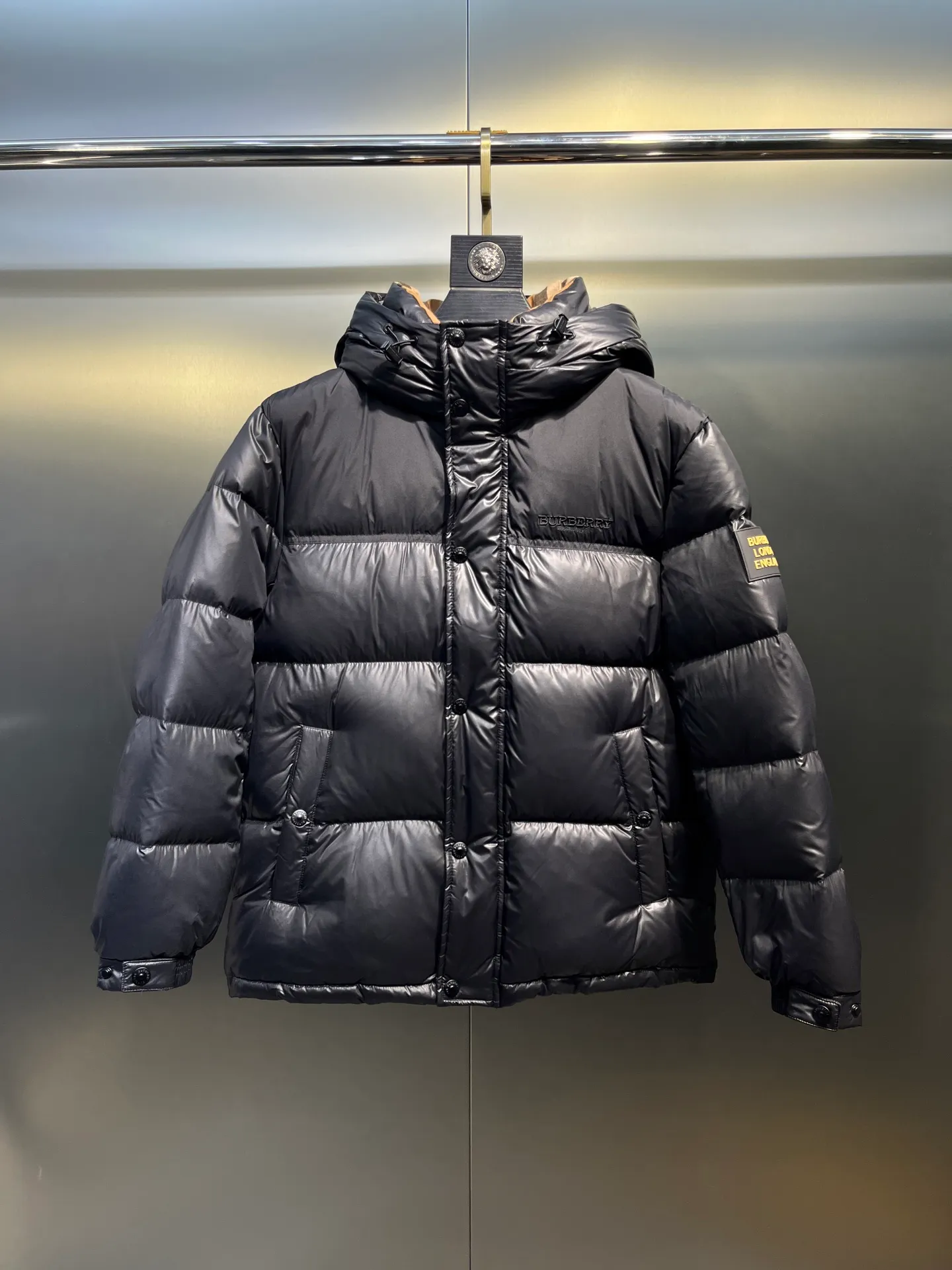 P1020 moncler🌟 2025 Autumn and Winter New Down Jacket Original customized hardware accessories are all imported and original customized. Welcome to compare. Absolutely high quality. Made of top-grade 90 white duck down. Super soft. Filled with fluffy and full feathers. Super heavy workmanship. The fabric is well-crafted. The pattern is perfect. Note that the fabric is super comfortable. Exclusive model. Non-market goods. Same sizes for men and women.  size：46 48 50 52 54