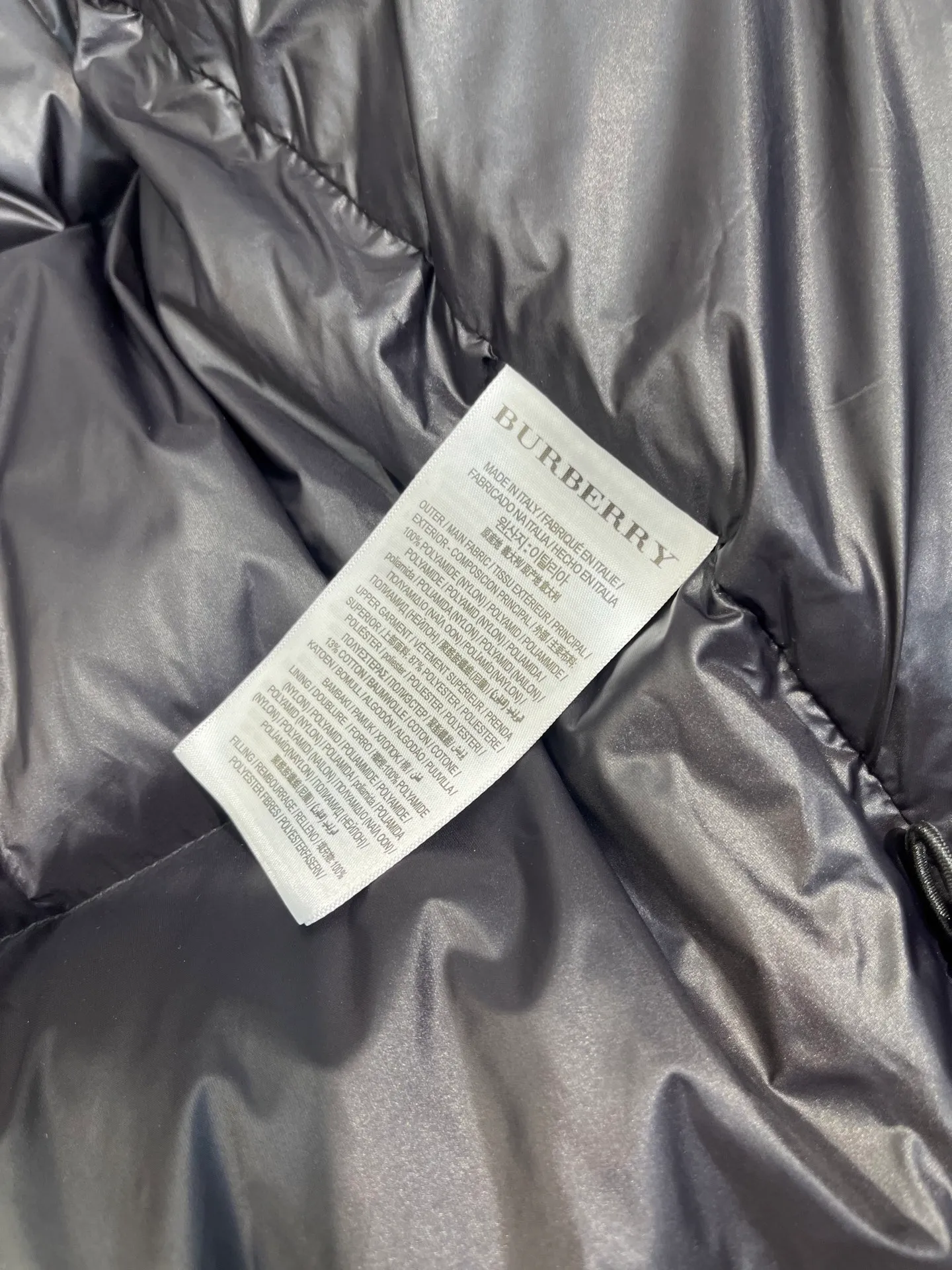 P1020 moncler🌟 2025 Autumn and Winter New Down Jacket Original customized hardware accessories are all imported and original customized. Welcome to compare. Absolutely high quality. Made of top-grade 90 white duck down. Super soft. Filled with fluffy and full feathers. Super heavy workmanship. The fabric is well-crafted. The pattern is perfect. Note that the fabric is super comfortable. Exclusive model. Non-market goods. Same sizes for men and women.  size：46 48 50 52 54