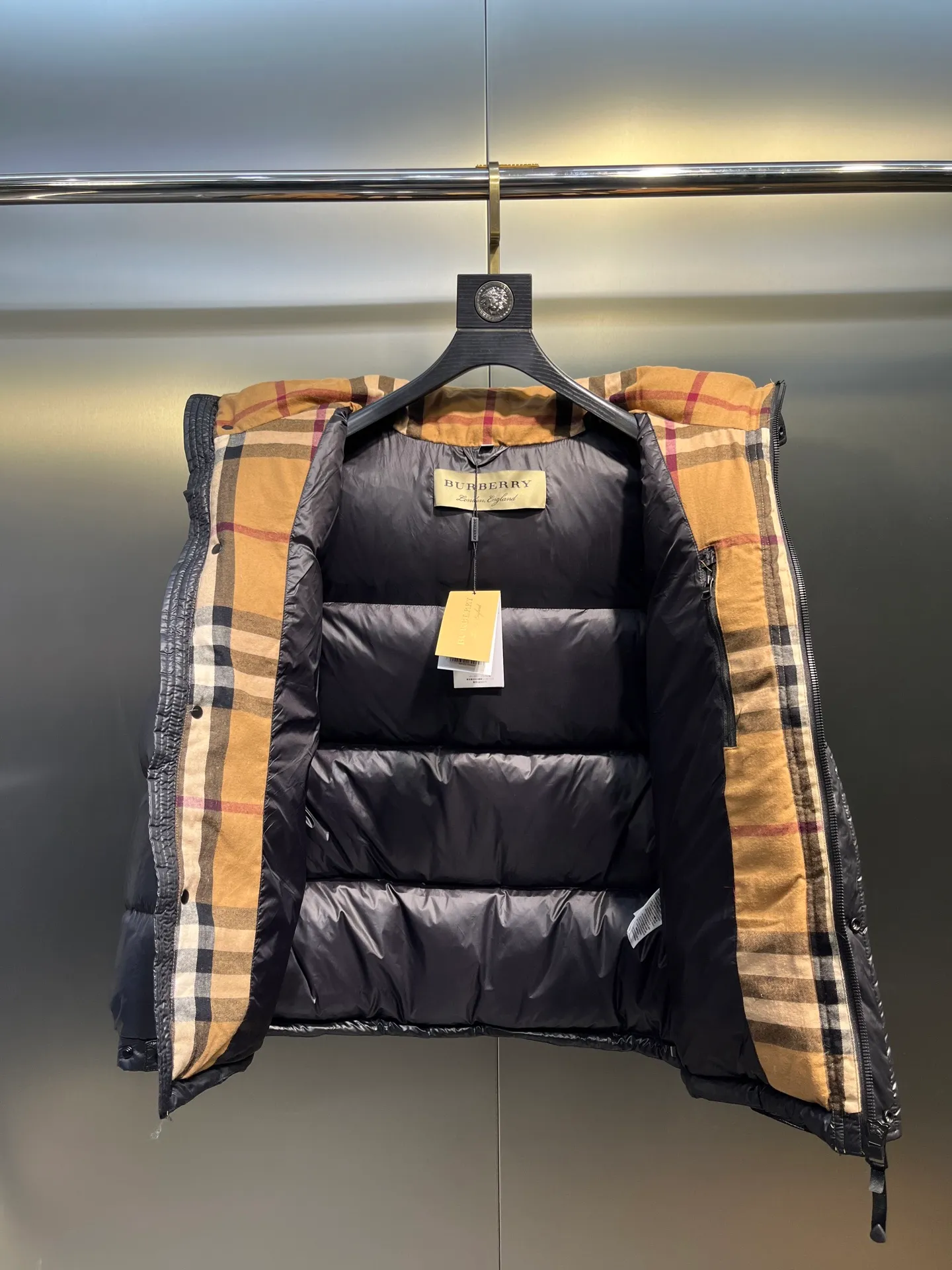 P1020 moncler🌟 2025 Autumn and Winter New Down Jacket Original customized hardware accessories are all imported and original customized. Welcome to compare. Absolutely high quality. Made of top-grade 90 white duck down. Super soft. Filled with fluffy and full feathers. Super heavy workmanship. The fabric is well-crafted. The pattern is perfect. Note that the fabric is super comfortable. Exclusive model. Non-market goods. Same sizes for men and women.  size：46 48 50 52 54