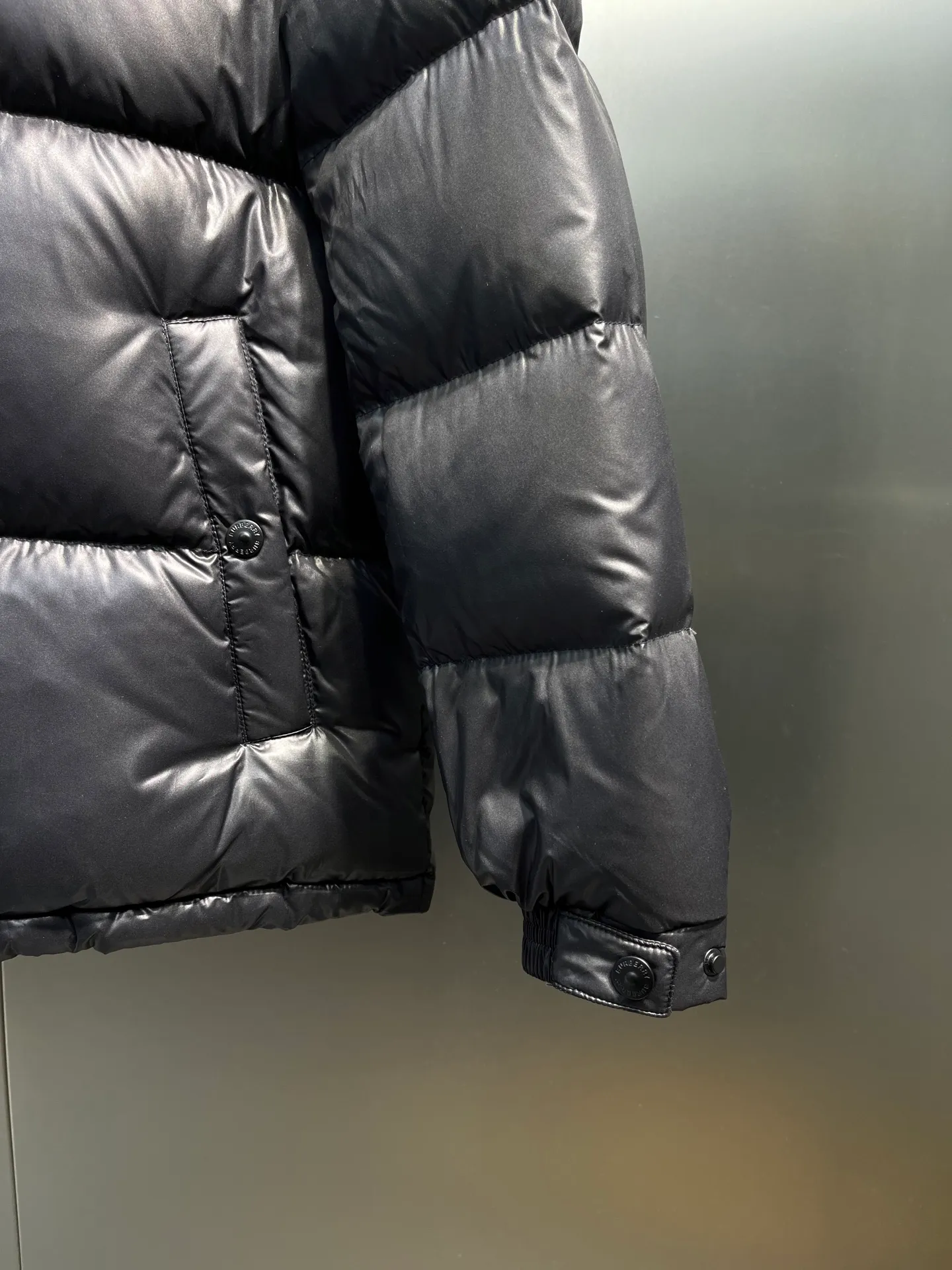 P1020 moncler🌟 2025 Autumn and Winter New Down Jacket Original customized hardware accessories are all imported and original customized. Welcome to compare. Absolutely high quality. Made of top-grade 90 white duck down. Super soft. Filled with fluffy and full feathers. Super heavy workmanship. The fabric is well-crafted. The pattern is perfect. Note that the fabric is super comfortable. Exclusive model. Non-market goods. Same sizes for men and women.  size：46 48 50 52 54