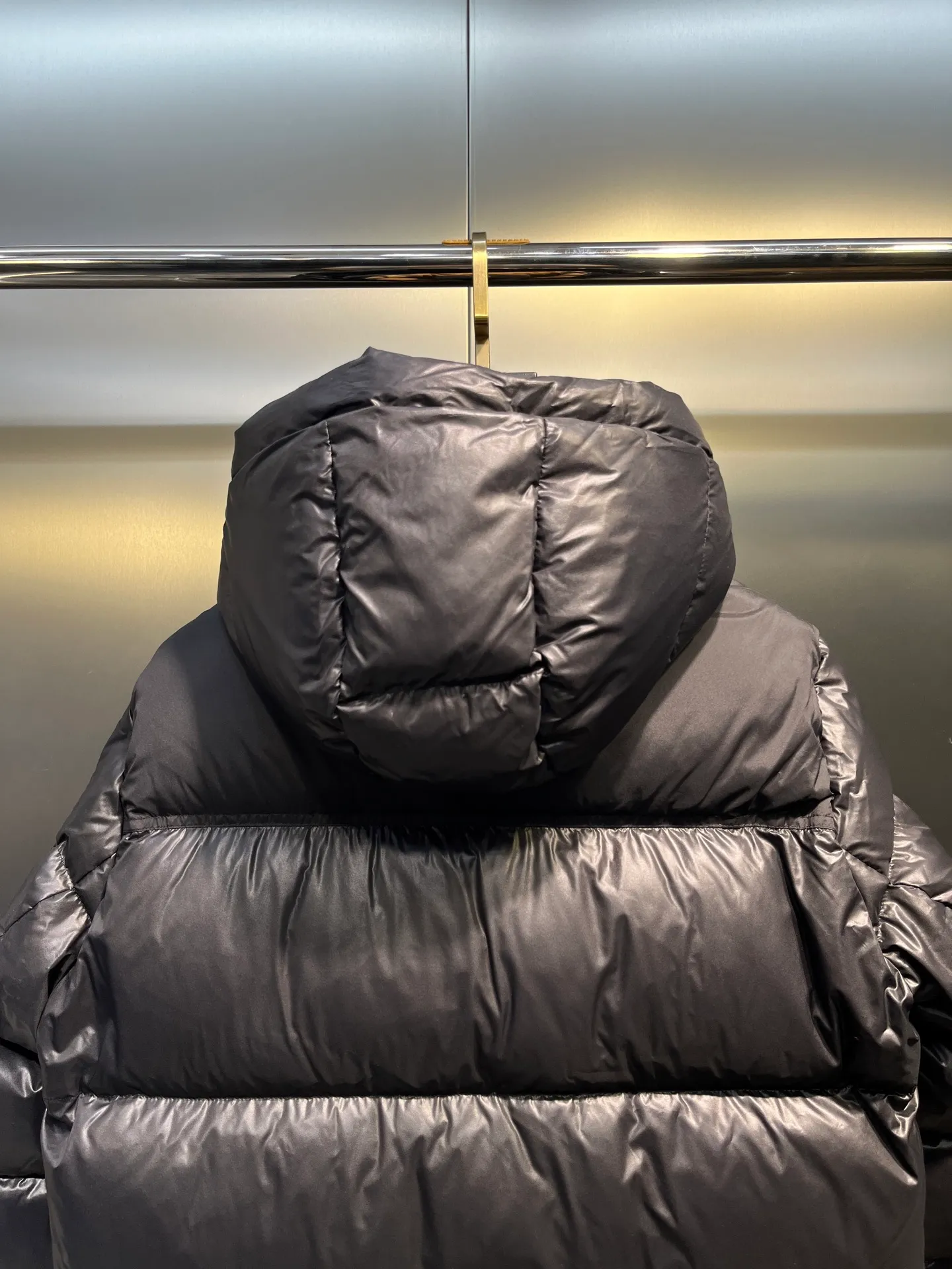 P1020 moncler🌟 2025 Autumn and Winter New Down Jacket Original customized hardware accessories are all imported and original customized. Welcome to compare. Absolutely high quality. Made of top-grade 90 white duck down. Super soft. Filled with fluffy and full feathers. Super heavy workmanship. The fabric is well-crafted. The pattern is perfect. Note that the fabric is super comfortable. Exclusive model. Non-market goods. Same sizes for men and women.  size：46 48 50 52 54