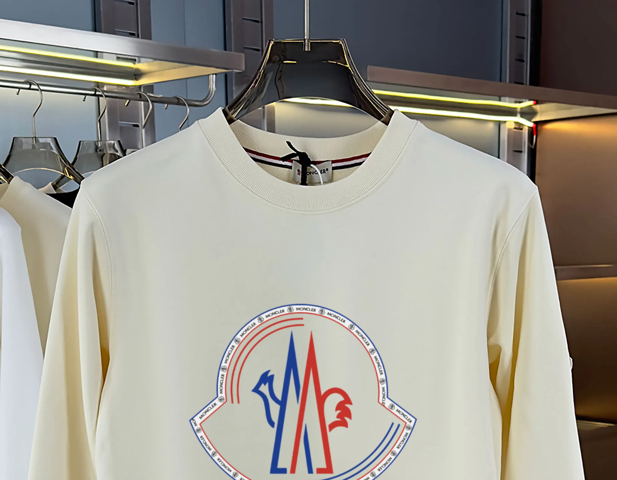 P210 high version sweatshirt) 📦With exclusive picture packaging📦 [Long-term ready stock] Upgraded version "Mobile phone smart sensor ~ NFC chip armband ~ Direct access to the official website anti-counterfeiting" 〖 𝐌𝐎𝐍𝐂𝐋𝐄𝐑 ~ Mouth covering〗 2025 new high quality, using 450g heavyweight fabric Different from the market currency, you can mix and match everything at will and you will be handsome😎The whole clothes is made of double waistcoats. The double waistcoats make the whole dress more three-dimensional. It is not an ordinary factory that can do such fine work. 2025 autumn and winter new style, on sale at the counter, exquisite printed round neck terry sweatshirt. High-end double-ply cotton. Customized stretch ribs are dyed in the same vat. Three standards are complete. It is matched with digital printing patterns and is very breathable. Same style for men and women. Color: black, white, apricot. Size: S M L XL 2XL